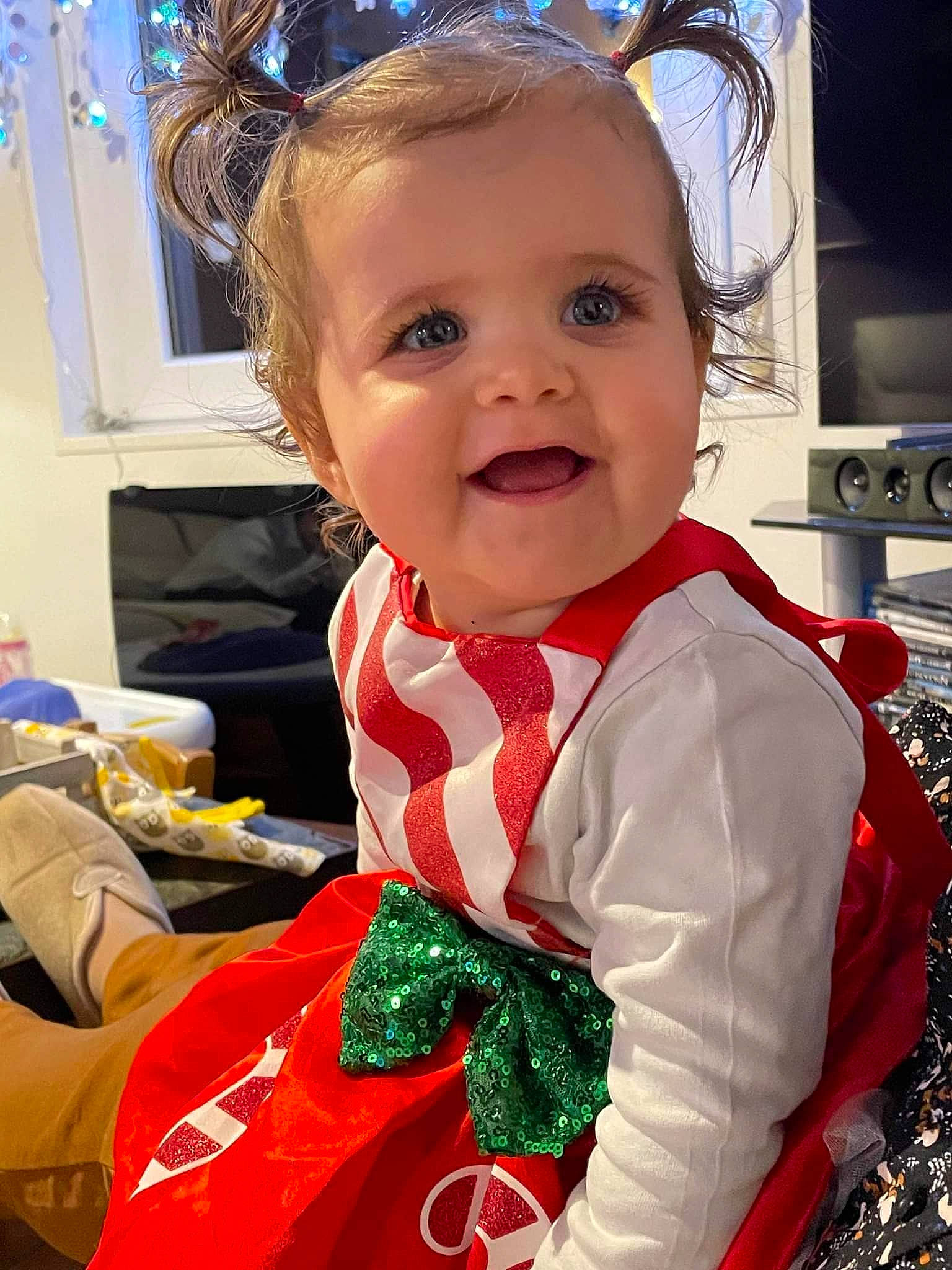 Marley participe au concours pour gagner de l'argent avec cette photo : baby, baby_toddler_clothing, blue, child, costume, event, fun, happy, head, headpiece, holiday, home_appliance, pattern, person, picture_frame, product, sleeve, smile, television, toddler