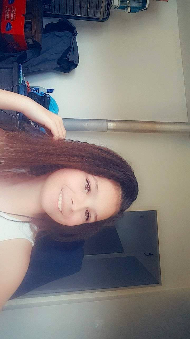 Cheryline a rejoint le concours — aidez-le/la à gagner de superbes lots ! arm, beauty, black_hair, chin, eye, eyebrow, face, forehead, hair, hairstyle, hand, head, joy, leg, lip, long_hair, neck, nose, person, photography