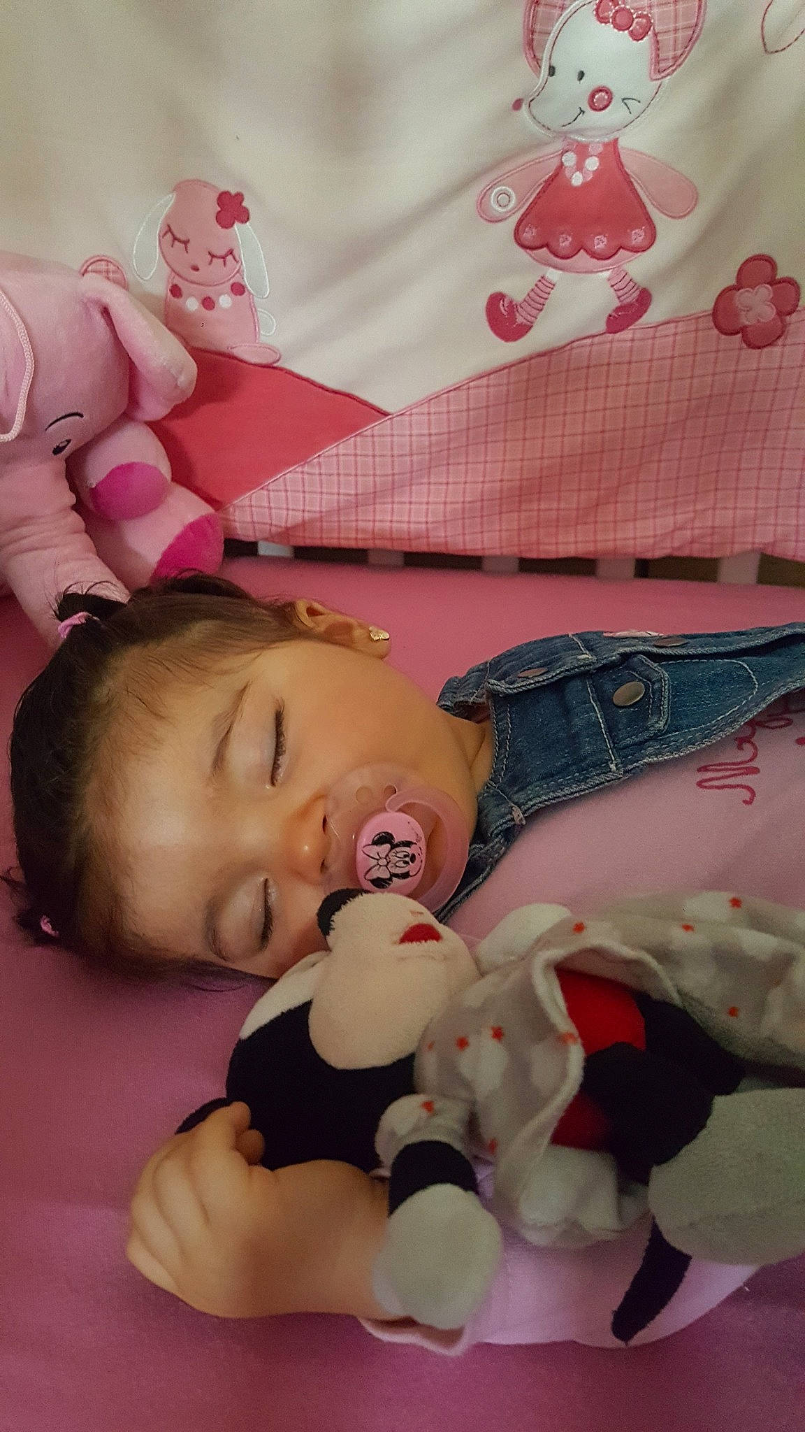 Sheyenne participe au concours pour gagner de l'argent avec cette photo : baby, bedtime, cheek, child, finger, lip, mouth, person, pink, skin, thumb, toddler