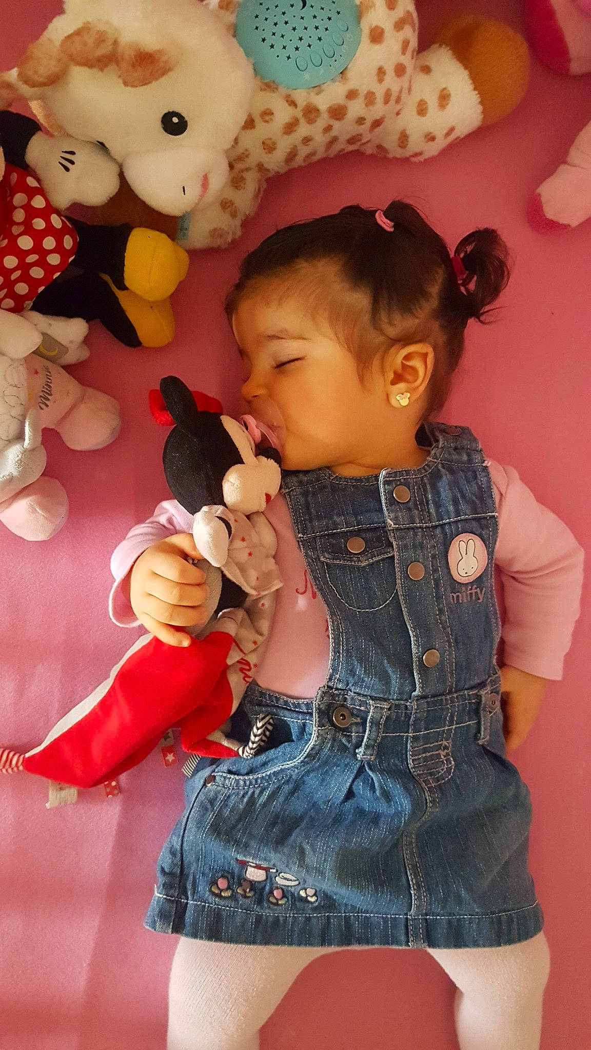 Sheyenne a rejoint le concours — aidez-le/la à gagner de superbes lots ! abdomen, cheek, child, finger, happy, jeans, leg, person, play, skin, stuffed_toy, teddy_bear, textile, toddler, toy, trunk
