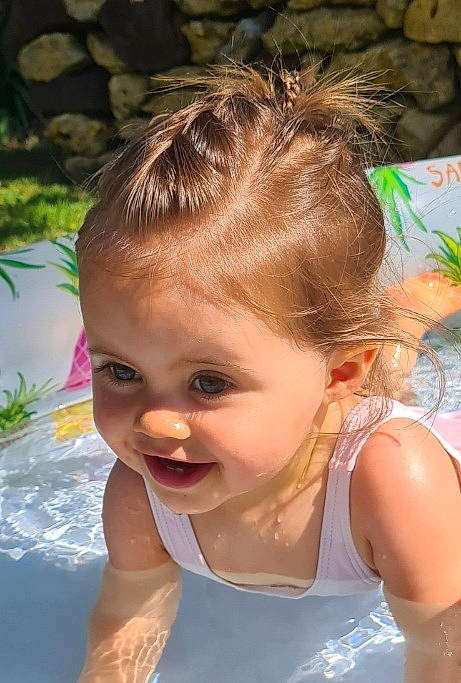 Lou a rejoint le concours — aidez-le/la à gagner de superbes lots ! bathing, cheek, child, ear, eye, eyebrow, eyelash, grass, hair, happy, head, iris, joy, leisure, lip, person, plant, skin, smile, summer