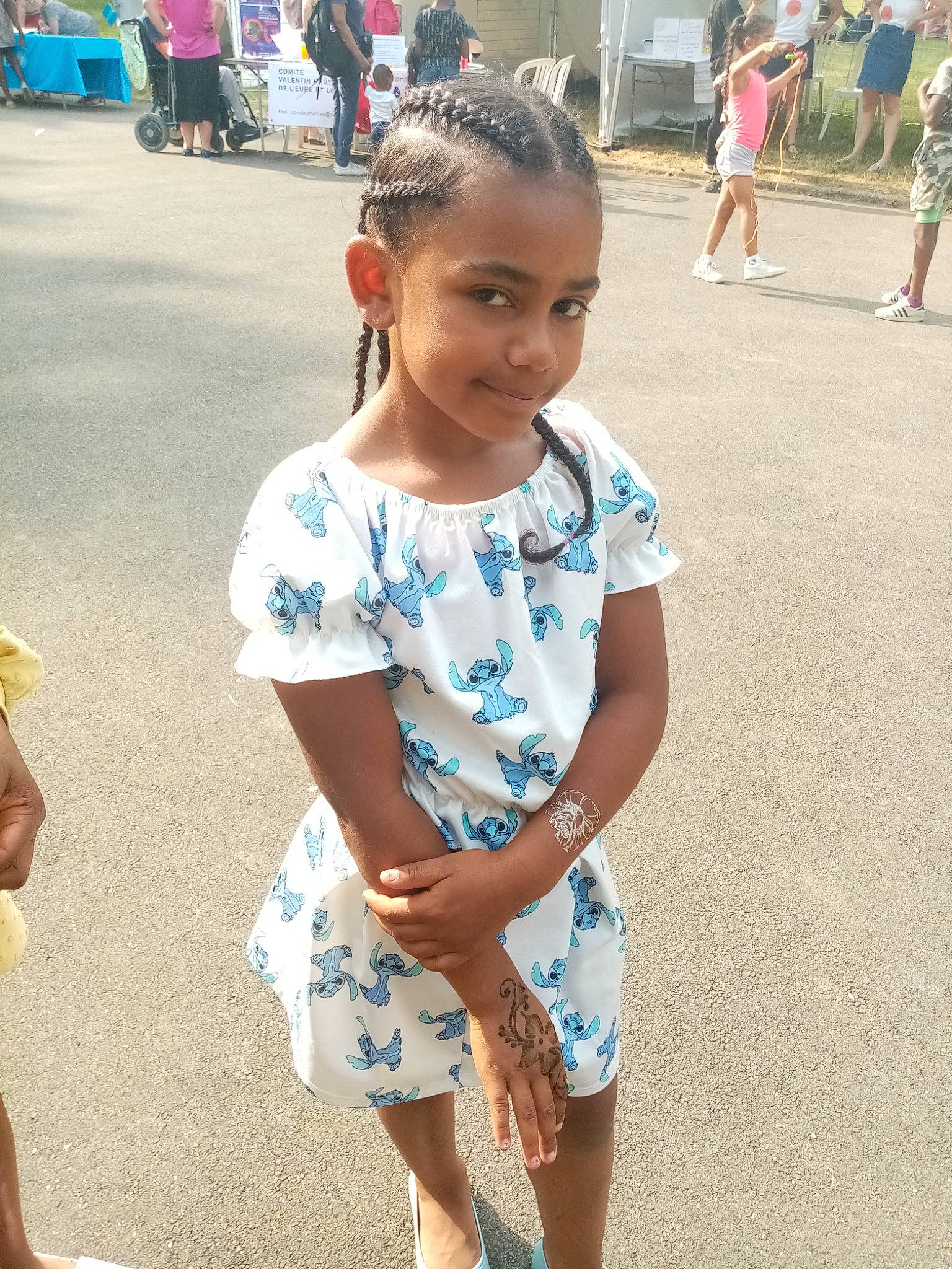 Guelhena a rejoint le concours — aidez-le/la à gagner de superbes lots ! adaptation, asphalt, child, event, facial_expression, fun, hairstyle, happy, human_leg, joy, leisure, pattern, person, recreation, road, sandal, skin, sleeve, smile, street