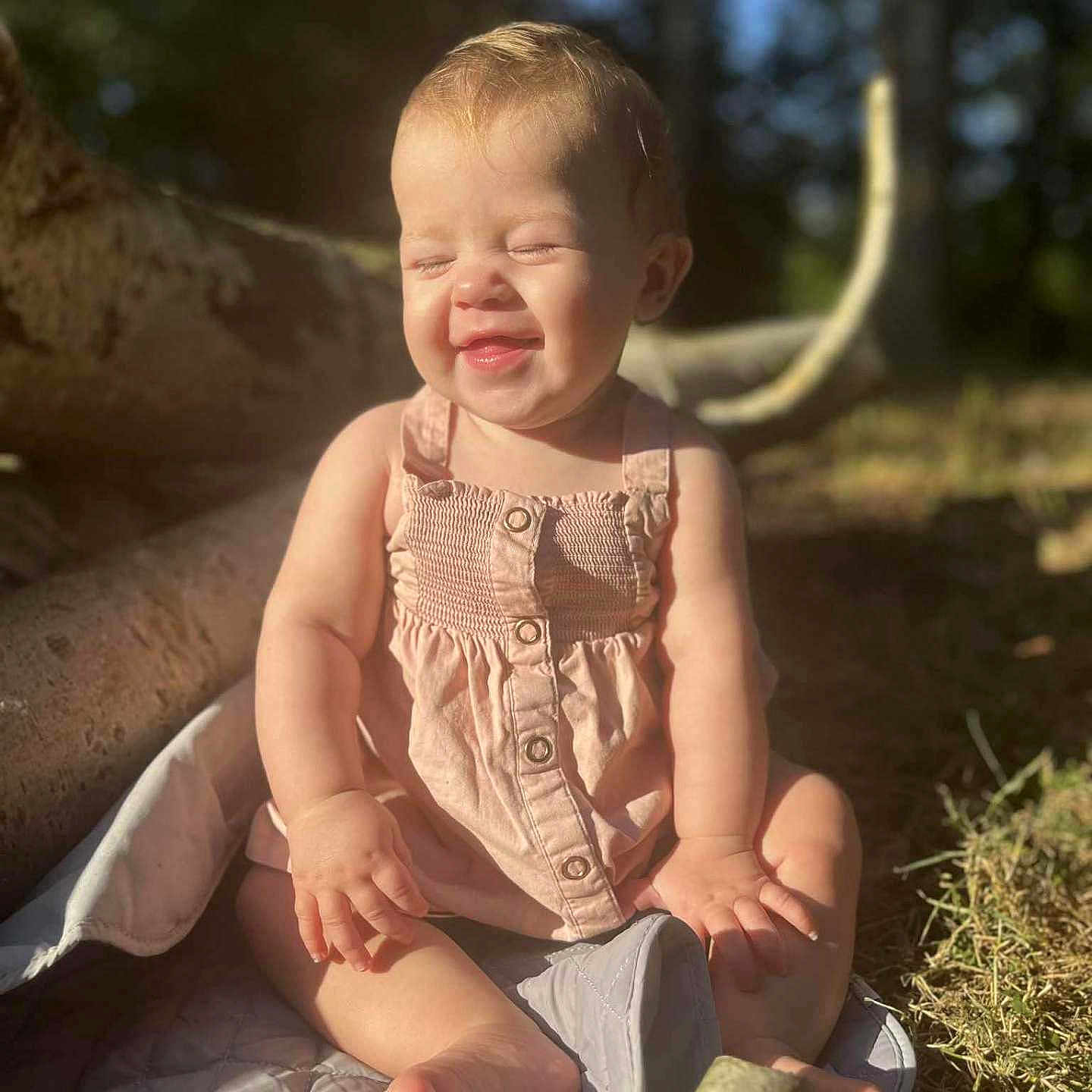 Heleonore a rejoint le concours — aidez-le/la à gagner de superbes lots ! baby, barefoot, blanket, child, clothing, cute, daylight, grass, happy, infant, nature, outdoor, person, sitting, skin, smiling, summer, sunlight, tree_trunk, young_child