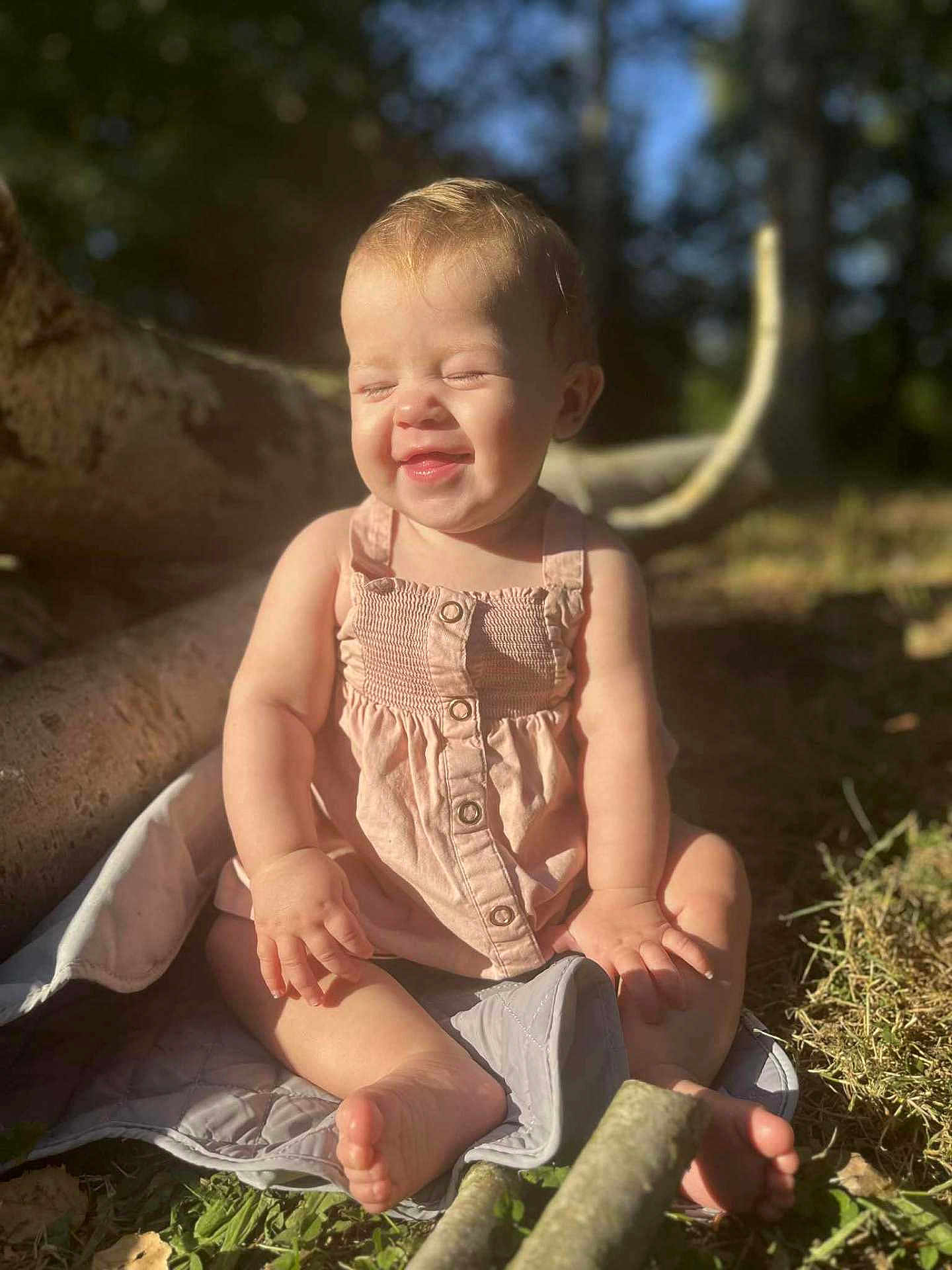 Heleonore a rejoint le concours — aidez-le/la à gagner de superbes lots ! baby, child, smiling, outdoor, sunlight, blanket, nature, grass, tree_trunk, happy, skin, barefoot, infant, person, summer, cute, sitting, daylight, young_child, clothing