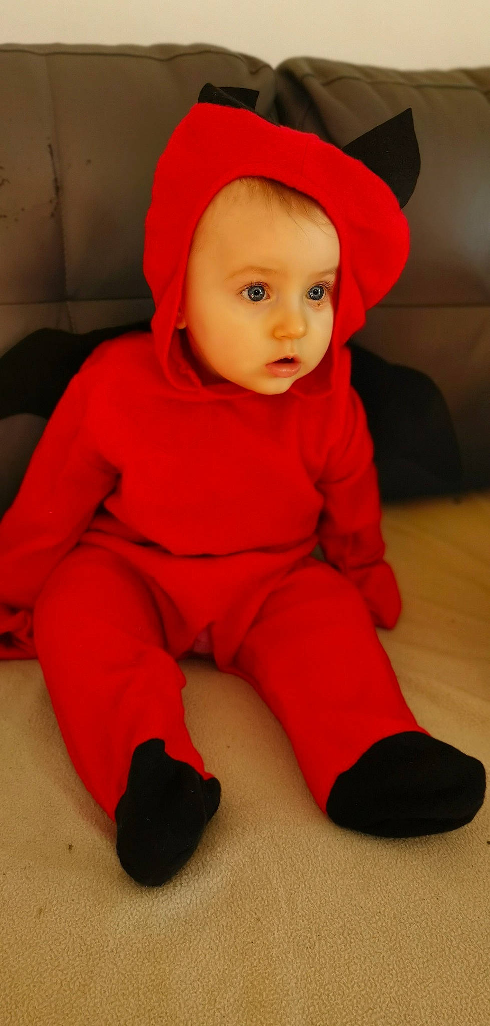 Eden a rejoint le concours — aidez-le/la à gagner de superbes lots ! baby, beanie, cap, child, child_model, clothing, fictional_character, headgear, knit_cap, outerwear, person, red, sleeve, surprise, toddler, wool