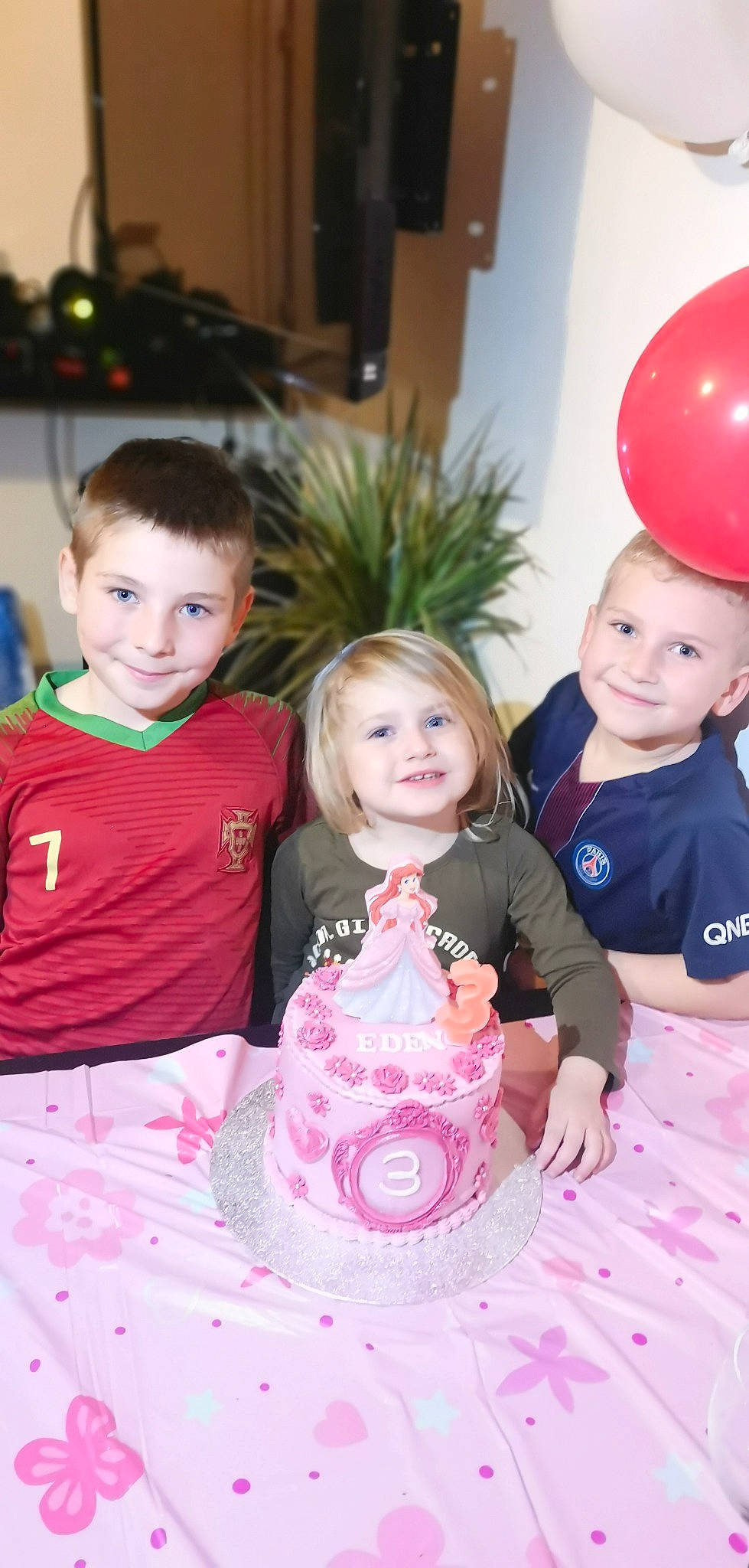 Eden a rejoint le concours — aidez-le/la à gagner de superbes lots ! baby, baby_toddler_clothing, birthday, cake, cake_decorating, child, dessert, event, fun, happy, holiday, joy, leisure, party_supply, person, photograph, pink, plant, red, smile