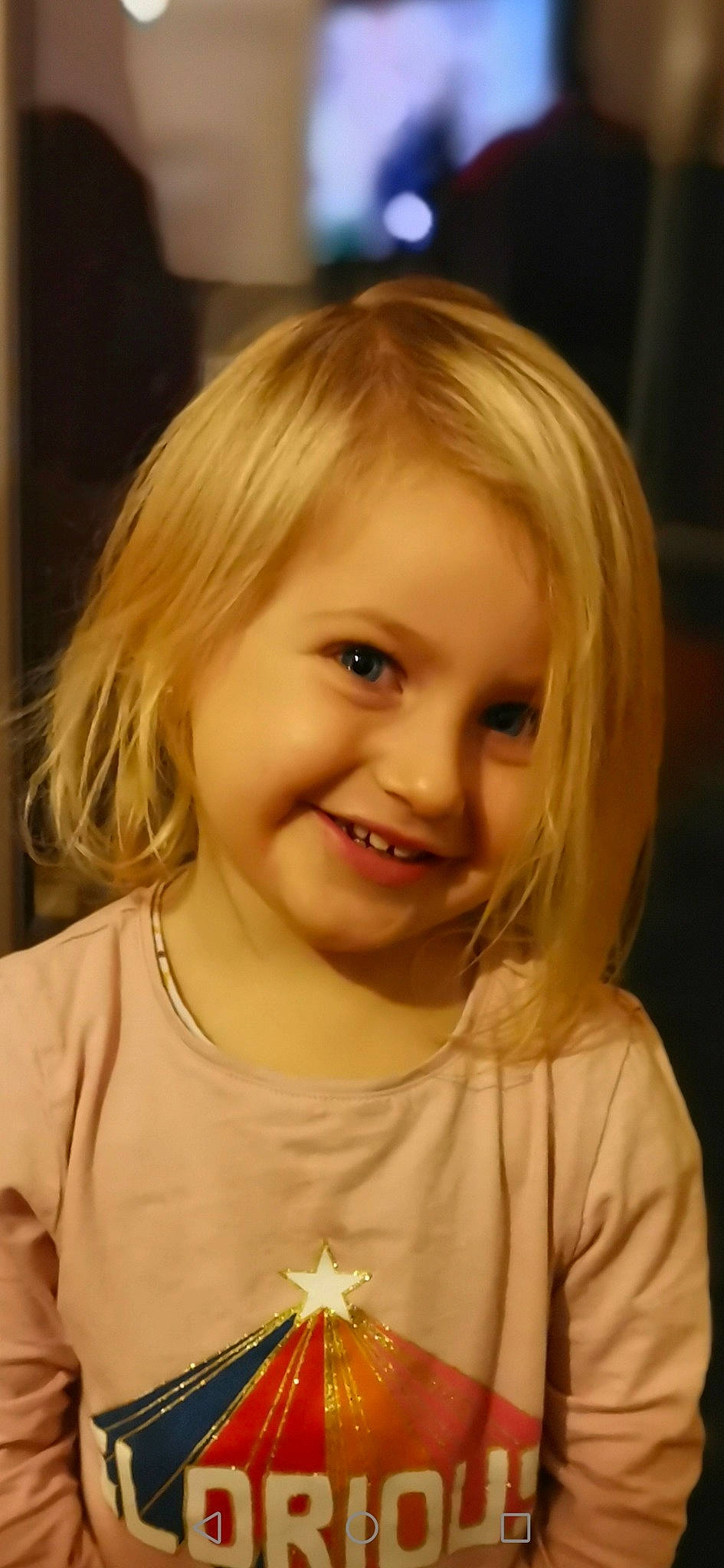 Eden participe au concours pour gagner de l'argent avec cette photo : bangs, blond, cheek, child, chin, ear, eyelash, facial_expression, fun, happy, iris, joy, lip, mouth, nose, person, skin, sleeve, smile, t_shirt