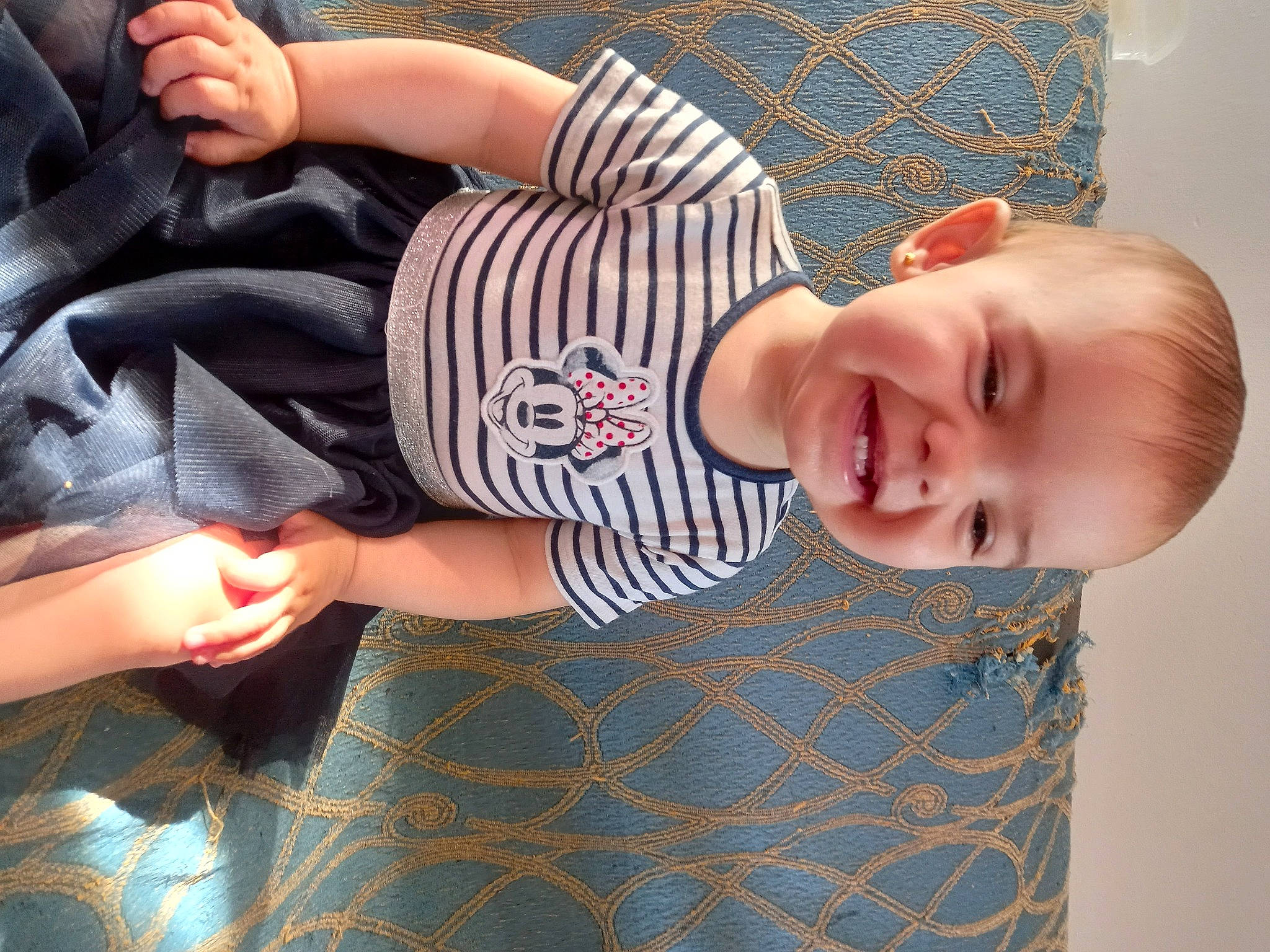 Rosélya participe au concours pour gagner de l'argent avec cette photo : baby, baby_toddler_clothing, comfort, finger, flooring, gesture, glasses, hand, happy, human_body, joy, nail, nose, pattern, person, skin, sleeve, smile, textile, thumb