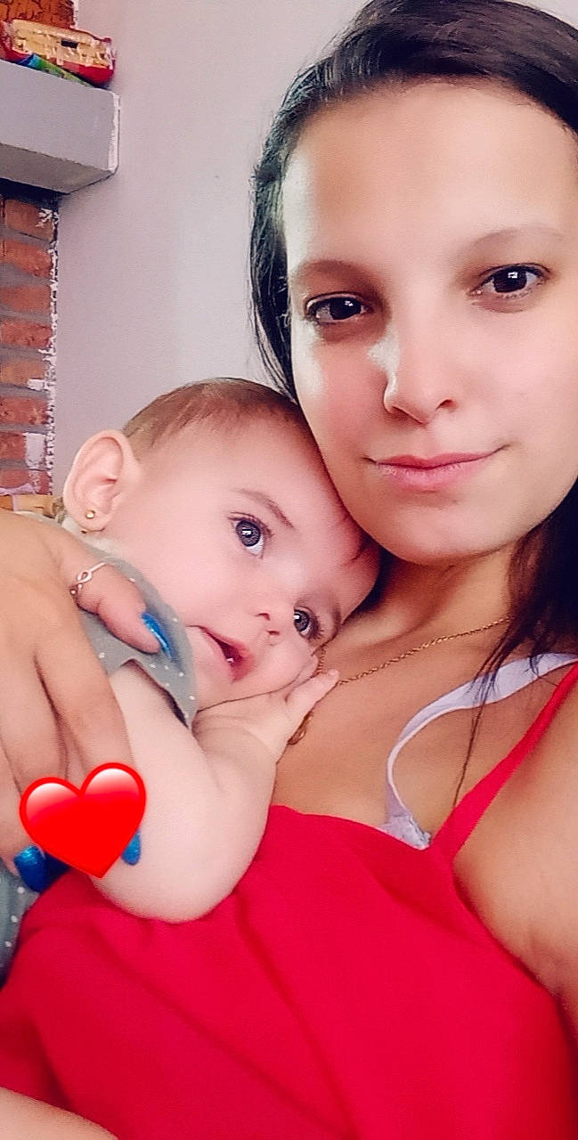 Rosélya participe au concours pour gagner de l'argent avec cette photo : cheek, chin, clothing, eye, eyebrow, eyelash, finger, flash_photography, gesture, hairstyle, hand, happy, head, iris, lip, mouth, muscle, nose, person, pink