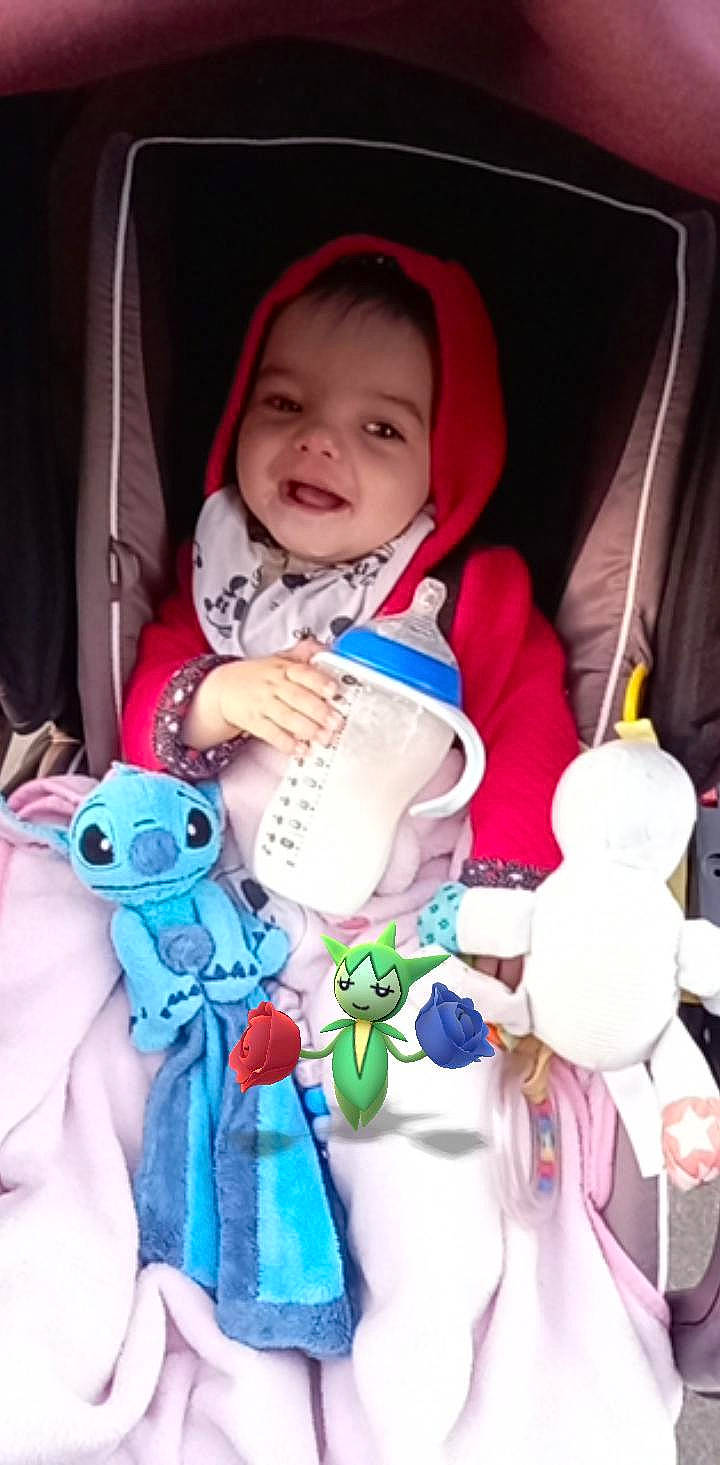 Rosélya a rejoint le concours — aidez-le/la à gagner de superbes lots ! baby, baby_carriage, baby_products, baby_toddler_clothing, bag, blue, child, drinkware, event, fun, hand, happy, human, joy, organ, person, skin, sleeve, smile, textile