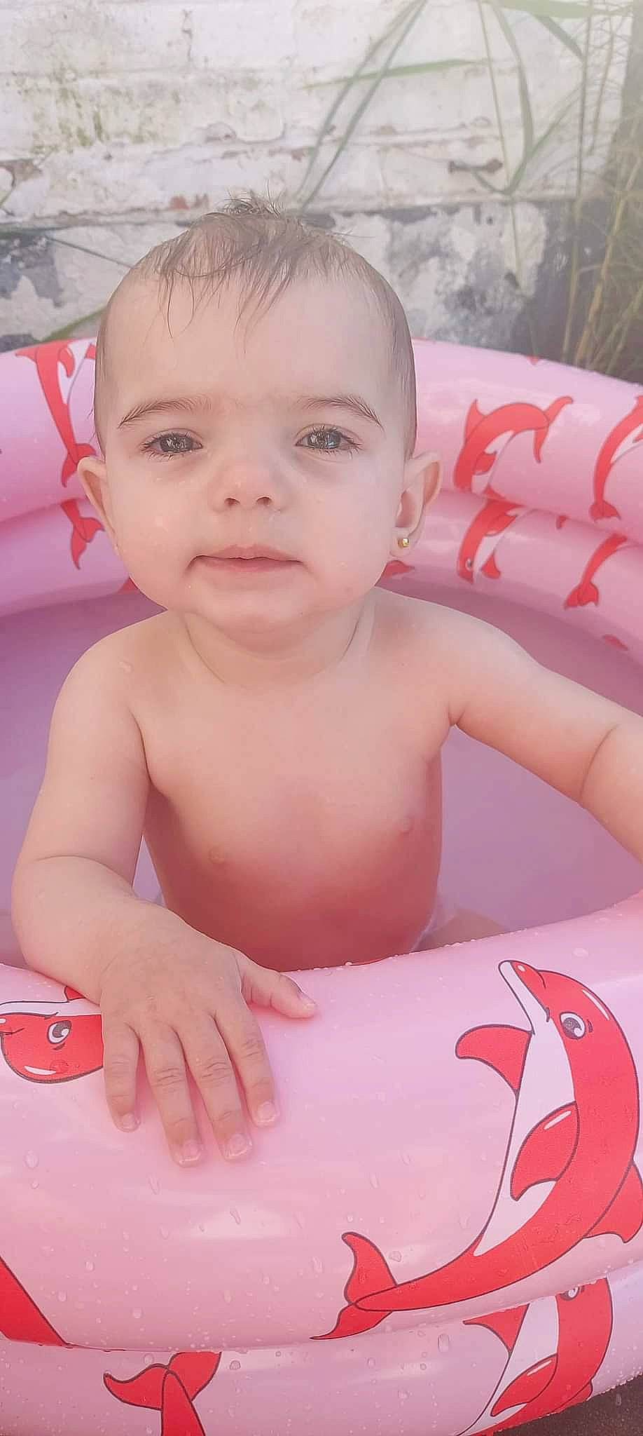 Rosélya a rejoint le concours — aidez-le/la à gagner de superbes lots ! baby, baby_toddler_clothing, cheek, chest, child, face, facial_expression, finger, fun, happy, human, lip, mouth, muscle, nose, person, pink, red, skin, smile