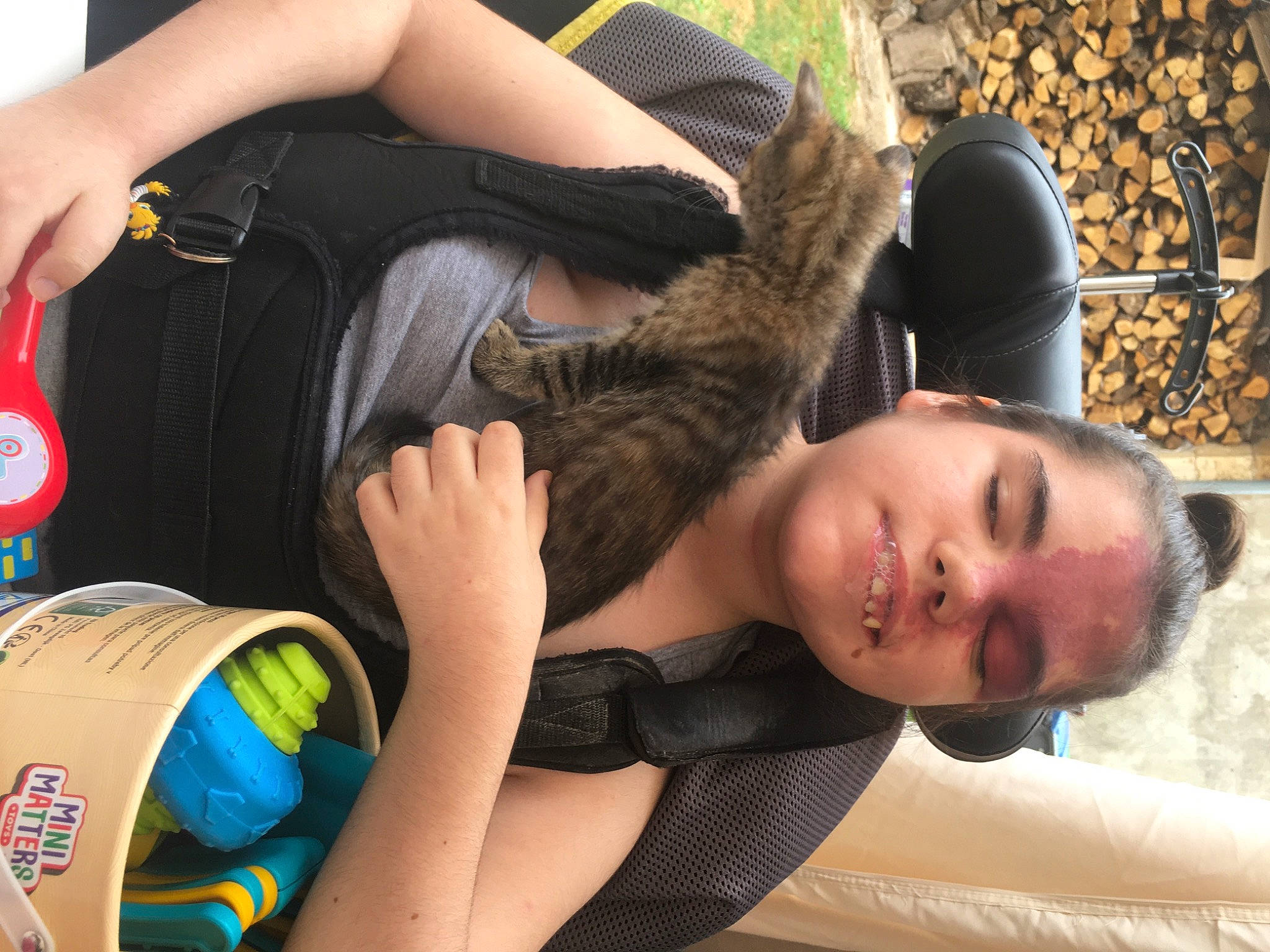 Nilou participe au concours pour gagner de l'argent avec cette photo : arm, black_hair, comfort, cool, fun, grass, hand, happy, human_body, human_leg, joint, leg, leisure, mouth, plastic_bottle, sitting, thigh, tree, yellow, youth