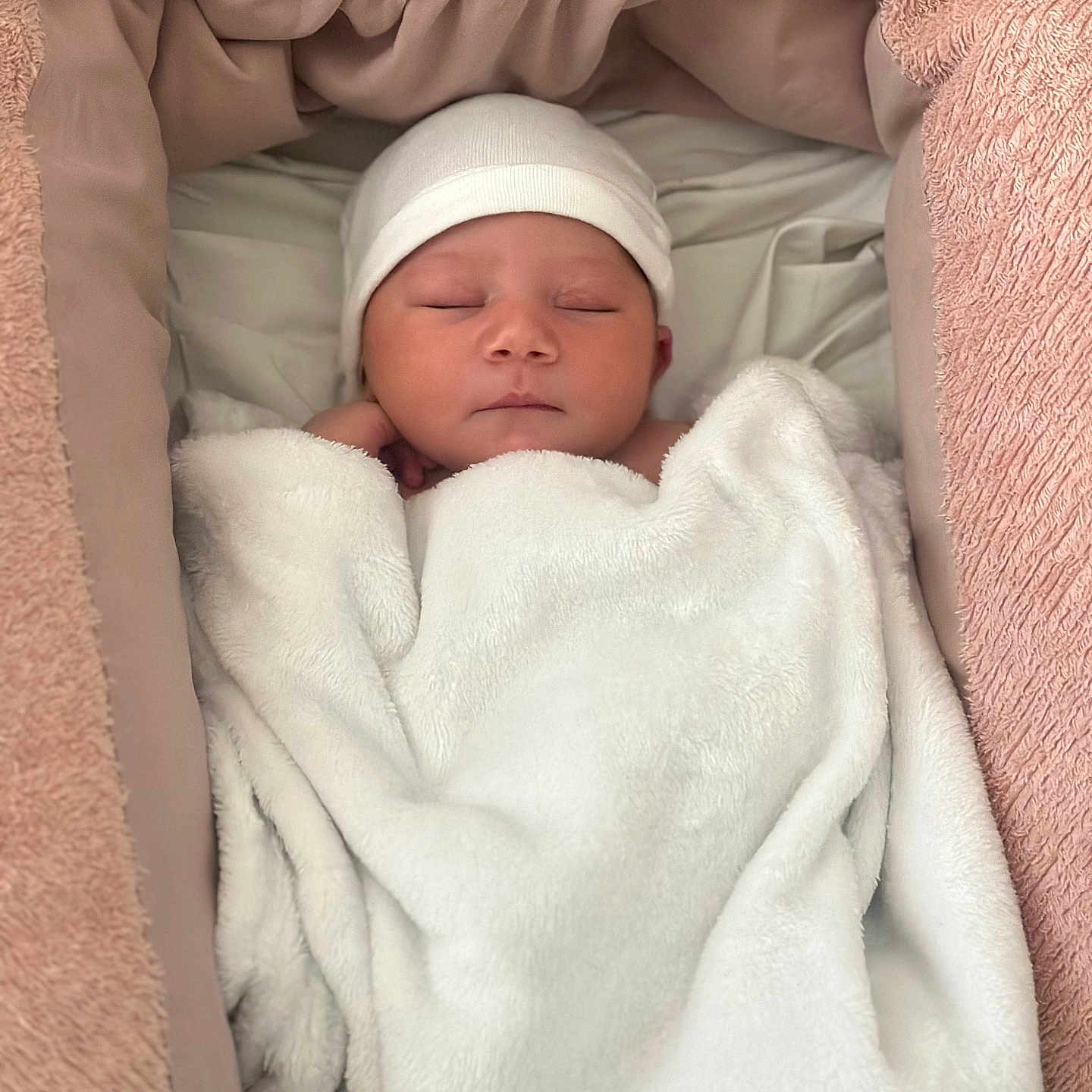 Sophia a rejoint le concours — aidez-le/la à gagner de superbes lots ! baby, blanket, crib, face, furniture, head, infantbed, newborn, person, sleeping