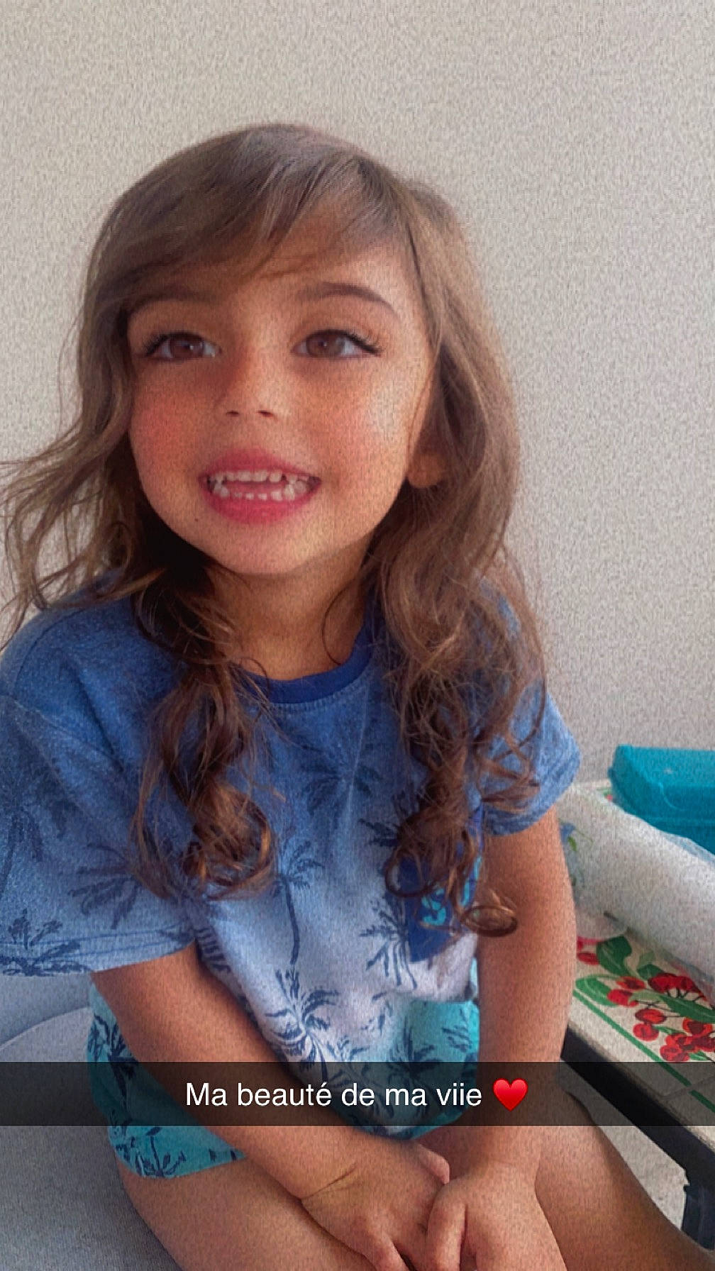 Chelsea a rejoint le concours — aidez-le/la à gagner de superbes lots ! bangs, blond, brown_hair, cheek, child, electric_blue, eye, eyelash, hair_coloring, happy, iris, jewellery, joy, layered_hair, lip, long_hair, necklace, person, sitting, skin