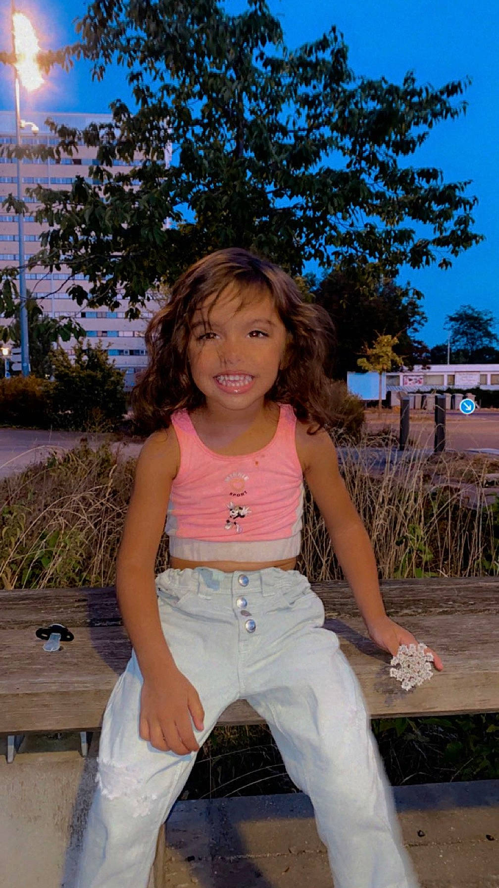 Chelsea a rejoint le concours — aidez-le/la à gagner de superbes lots ! blue, child, electric_blue, eye, flash_photography, fun, grass, happy, human_leg, joy, leisure, person, plant, sky, street_light, summer, t_shirt, thigh, toddler, tree