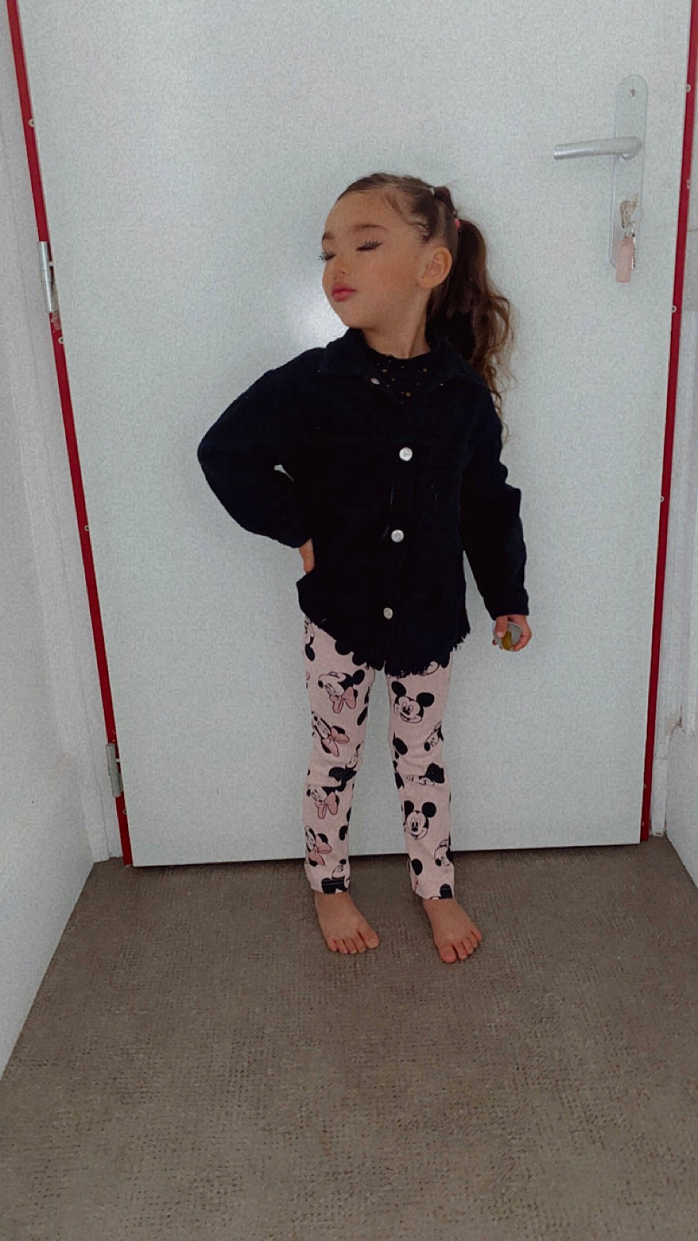 Chelsea participe au concours pour gagner de l'argent avec cette photo : baby_toddler_clothing, barefoot, blazer, child, denim, face, fashion_design, floor, flooring, human_leg, knee, neck, pattern, person, shoulder, sleeve, sportswear, t_shirt, thigh, toddler