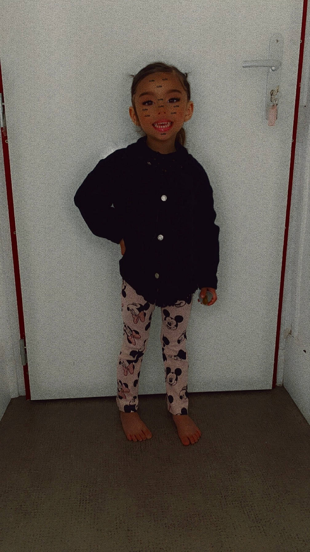 Chelsea participe au concours pour gagner de l'argent avec cette photo : baby_toddler_clothing, barefoot, child, face, fashion_design, flooring, human_body, human_leg, knee, leg, pajamas, pattern, person, shoulder, sleeve, smile, standing, t_shirt, thigh, toddler