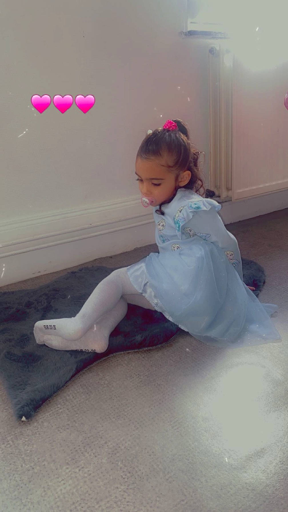 Chelsea participe au concours pour gagner de l'argent avec cette photo : baby_toddler_clothing, child, dress, embellishment, event, fashion_design, flash_photography, floor, flooring, fun, happy, human_leg, knee, person, pink, purple, shoulder, sleeve, sock, thigh