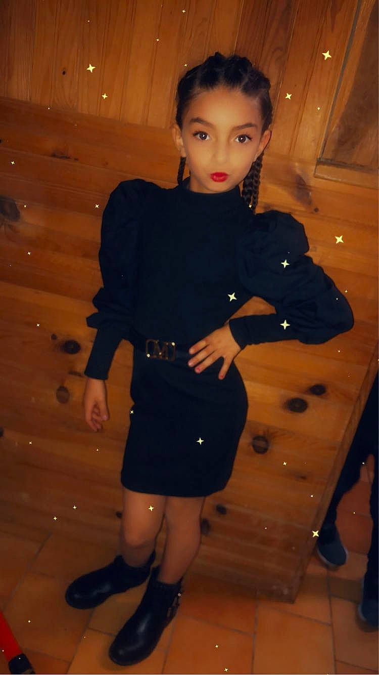 Elyana participe au concours pour gagner de l'argent avec cette photo : blazer, cocktail_dress, collar, day_dress, dress, electric_blue, event, fashion_design, formal_wear, fur, human_leg, knee, little_black_dress, military_uniform, neck, pattern, person, sleeve, standing, thigh