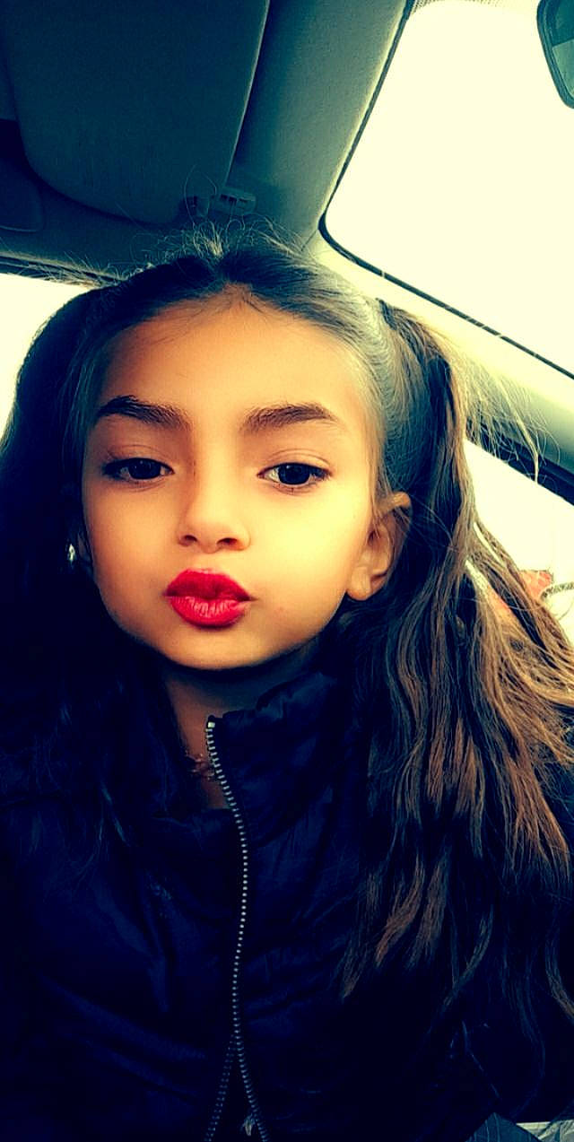 Elyana a rejoint le concours — aidez-le/la à gagner de superbes lots ! black_hair, blond, cheek, chin, close_up, cool, electric_blue, eyebrow, eyelash, flash_photography, fun, happy, jaw, lip, lipstick, long_hair, mouth, nose, person, skin