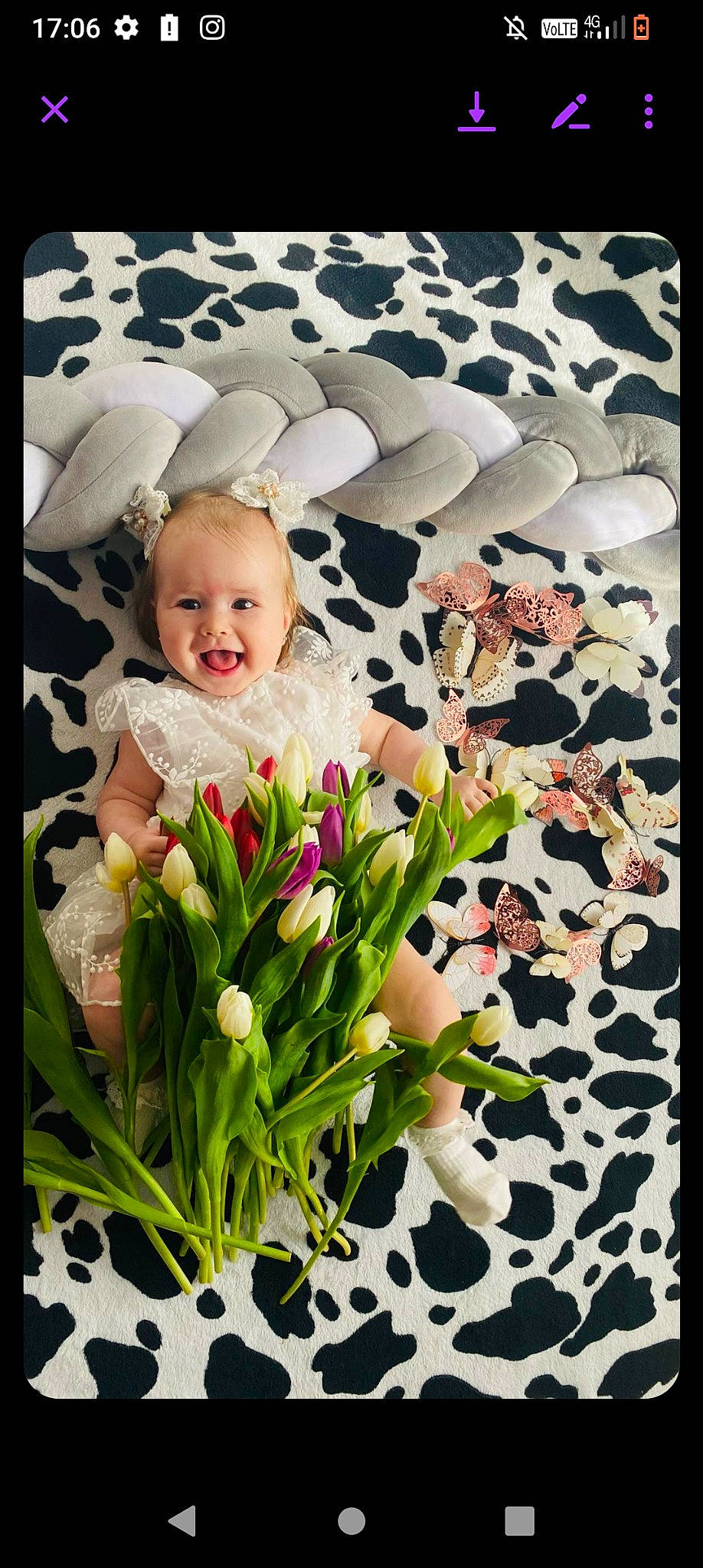 Eva-sofia a rejoint le concours — aidez-le/la à gagner de superbes lots ! art, baby, child, cut_flowers, facial_expression, flash_photography, flower, flower_arranging, flowering_plant, font, grass, happy, iris, meadow, pattern, people_in_nature, person, petal, plant, smile