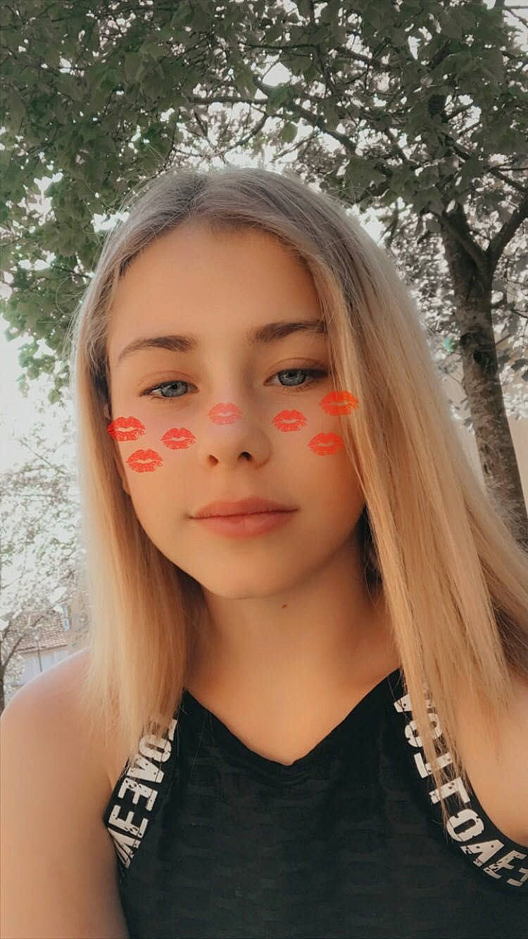 Gwendoline participe au concours pour gagner de l'argent avec cette photo : beauty, black_hair, chin, cool, eye, eyebrow, eyelash, fashion, flash_photography, hairstyle, iris, jaw, jewellery, layered_hair, lip, lipstick, neck, person, shoulder, skin