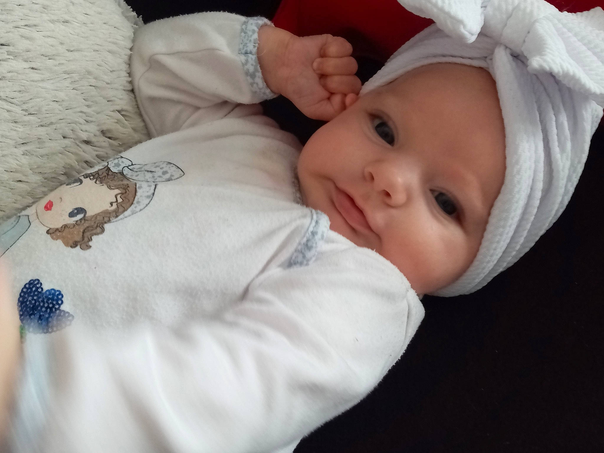 Layanah a rejoint le concours — aidez-le/la à gagner de superbes lots ! baby, baby_products, baby_sleeping, baby_toddler_clothing, cheek, child, comfort, happy, hat, headwear, linens, pattern, person, portrait_photography, skin, sleeve, toddler, white