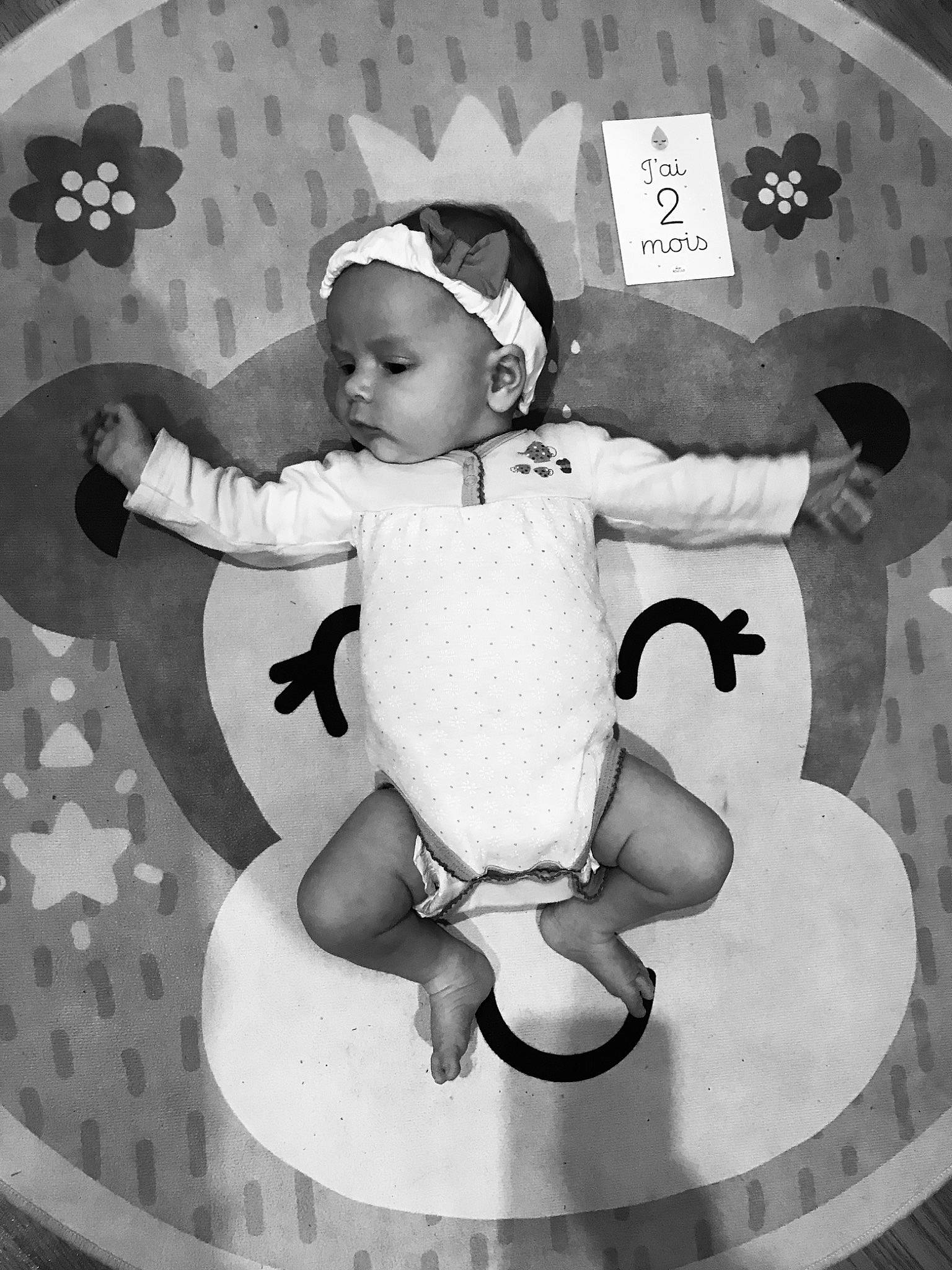 Vicky a rejoint le concours — aidez-le/la à gagner de superbes lots ! baby, baby_toddler_clothing, black, black_and_white, cheek, child, circle, font, fun, happy, mammal, monochrome, monochrome_photography, pattern, person, photograph, snapshot, stock_photography, style, toddler