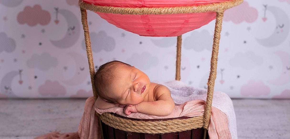 Vicky participe au concours pour gagner de l'argent avec cette photo : baby, baby_products, baby_safety, baby_toddler_clothing, bathing, bed, child, comfort, fun, happy, hardwood, infant_bed, leisure, person, pink, product, room, sitting, skin, toddler