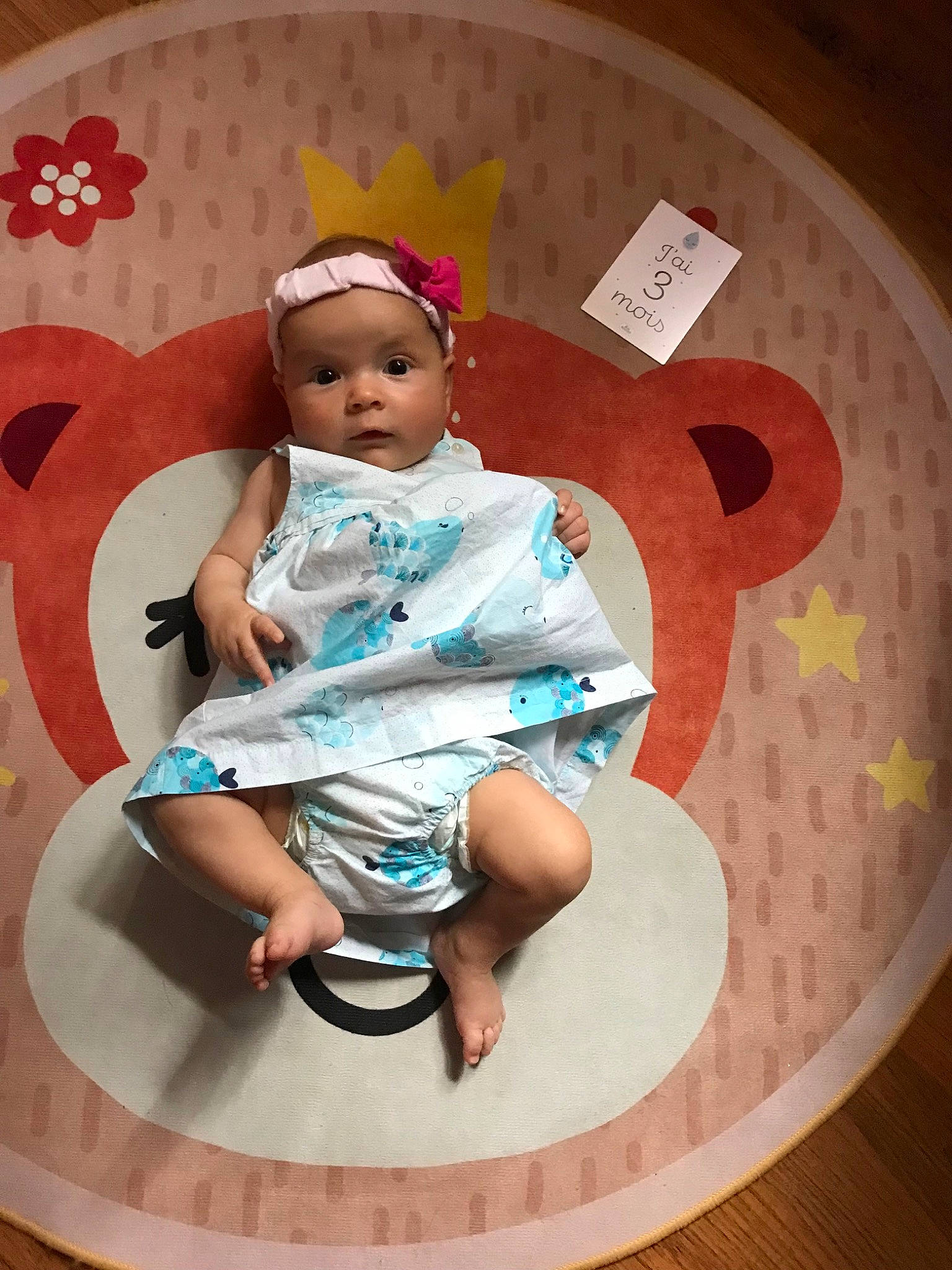 Vicky participe au concours pour gagner de l'argent avec cette photo : baby, baby_toddler_clothing, chair, child, circle, comfort, facial_expression, fashion_accessory, flash_photography, fun, happy, human_leg, leg, pattern, person, pink, shoe, sitting, skin, thigh