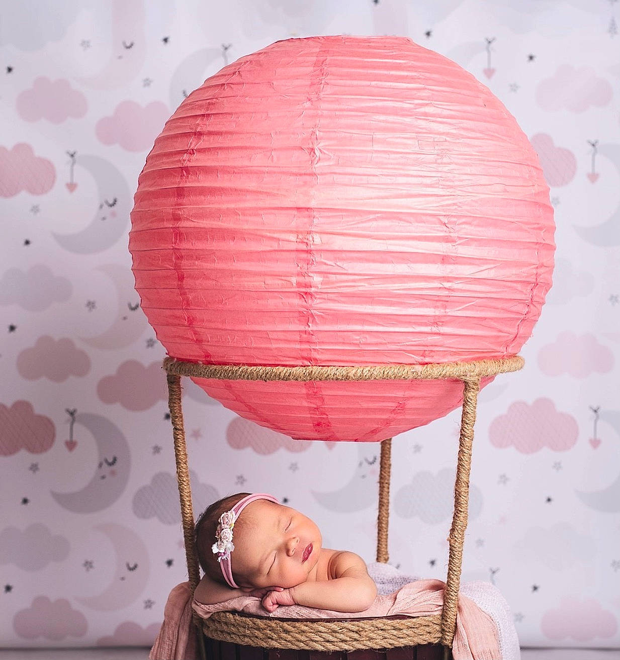 Vicky a rejoint le concours — aidez-le/la à gagner de superbes lots ! baby, child, comfort, fun, hair, head, headwear, interior_design, lamp, lantern, leisure, lighting, magenta, person, photograph, pink, product, red, textile, tints_and_shades