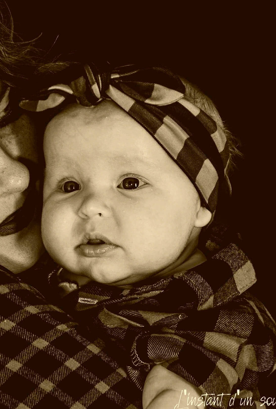 Tiana a rejoint le concours — aidez-le/la à gagner de superbes lots ! baby, black_and_white, cheek, child, eye, face, head, headgear, lip, monochrome, monochrome_photography, mouth, nose, person, photograph, photography, portrait, portrait_photography, skin, smile
