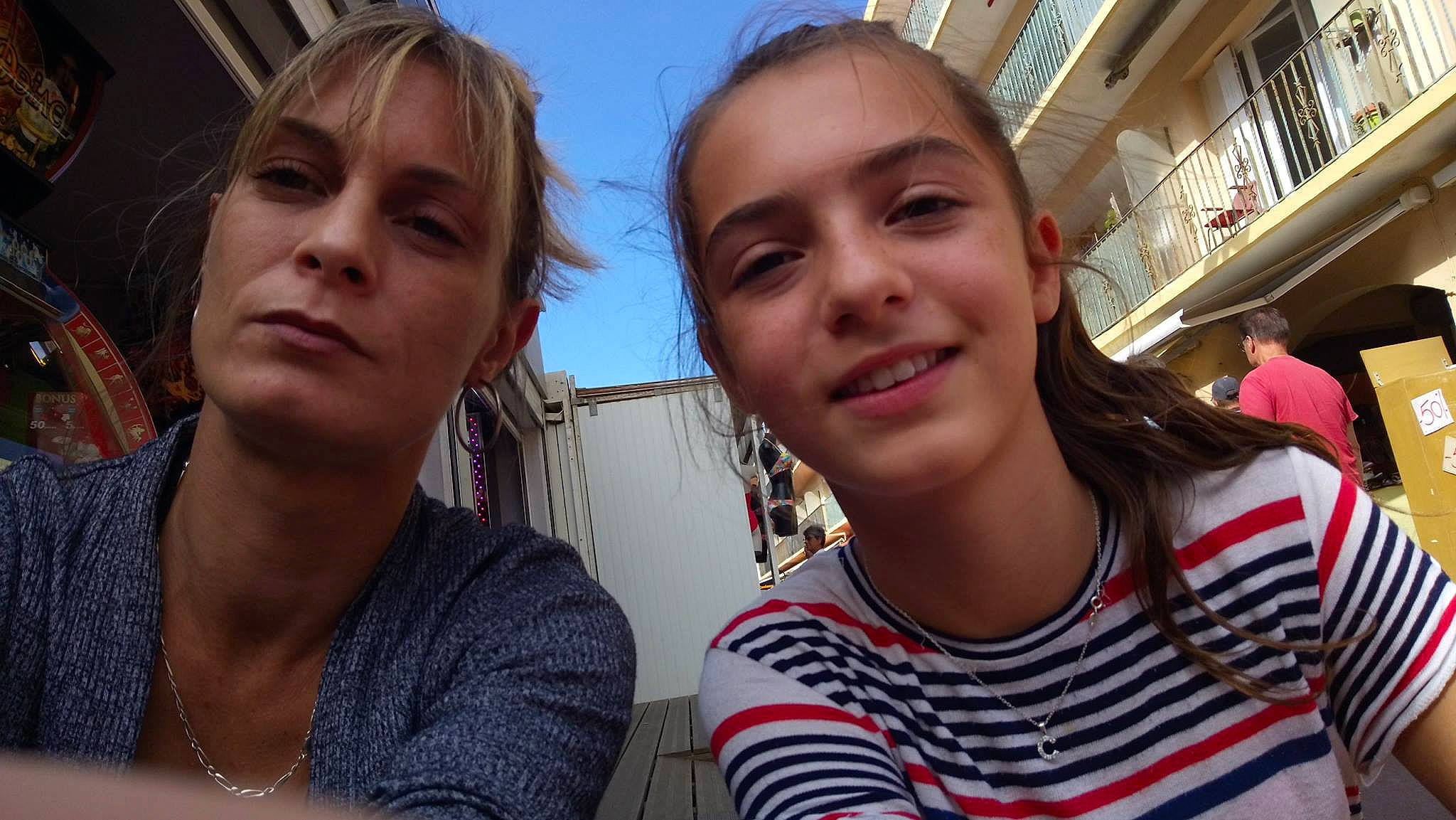 Cynthia participe au concours pour gagner de l'argent avec cette photo : friendship, fun, girl, joy, person, product, smile