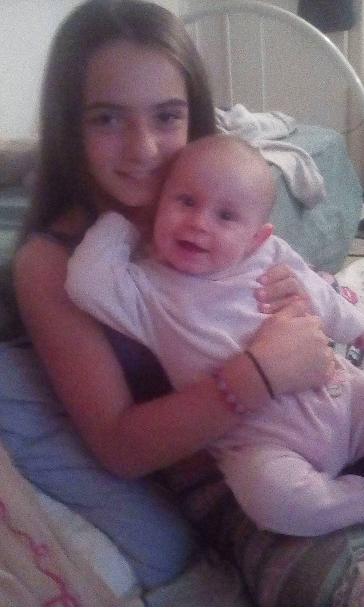 Maï-lee participe au concours pour gagner de l'argent avec cette photo : cheek, child, day, eye, face, finger, girl, hair, head, human_hair_color, infant, joy, leg, mother, mouth, nose, person, product, sitting, skin