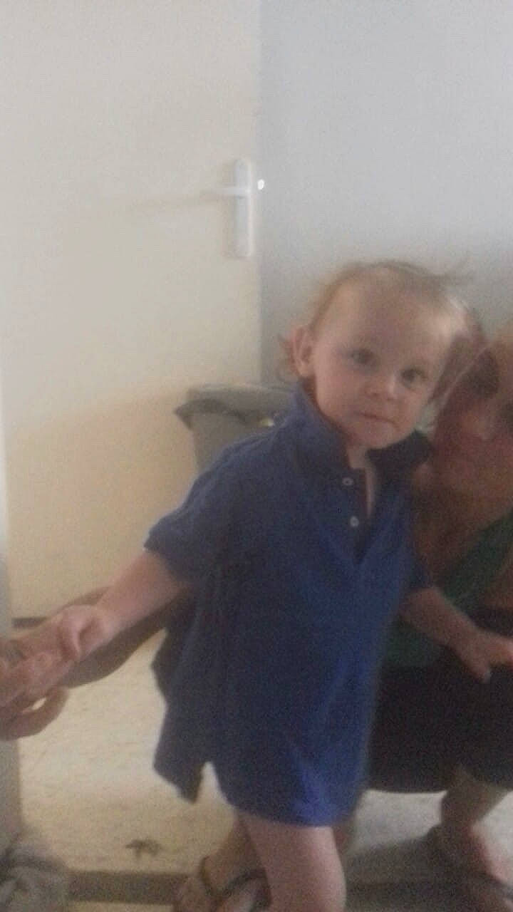 Maï-lee a rejoint le concours — aidez-le/la à gagner de superbes lots ! arm, child, day, eye, finger, floor, fun, girl, hair, hand, head, human_hair_color, leg, mouth, person, product, shoulder, snapshot, standing, toddler