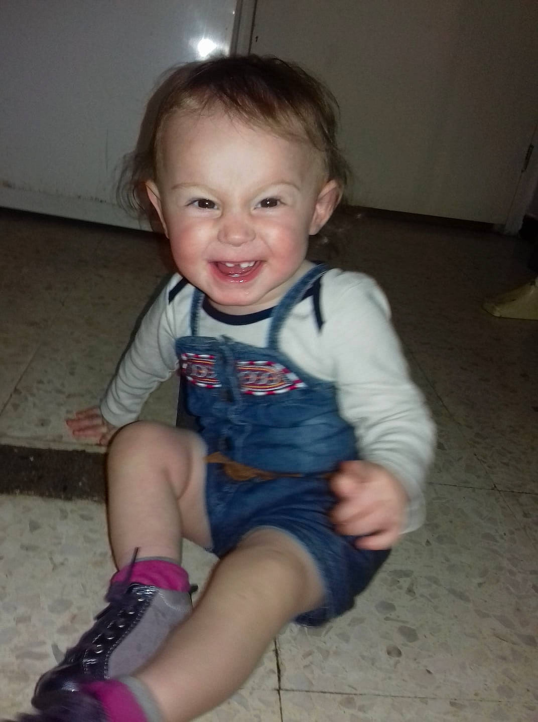 Maï-lee a rejoint le concours — aidez-le/la à gagner de superbes lots ! arm, boy, cheek, child, day, girl, hair, hairstyle, hand, head, human_hair_color, infant, joy, leg, mouth, person, product, sitting, skin, smile