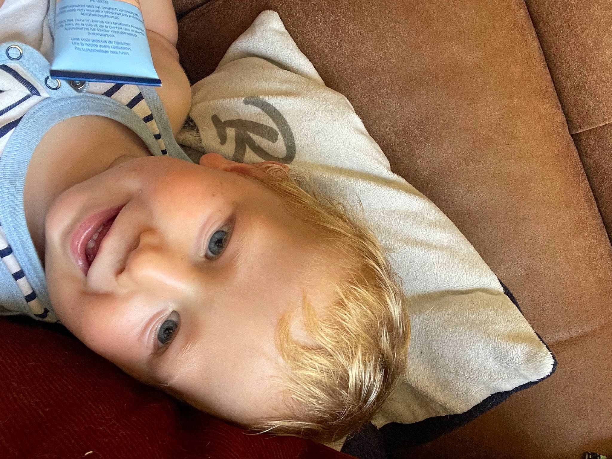 Robin a rejoint le concours — aidez-le/la à gagner de superbes lots ! baby, baby_toddler_clothing, cheek, child, comfort, eyelash, flash_photography, grass, happy, hat, iris, joy, lip, person, portrait_photography, smile, toddler, wood