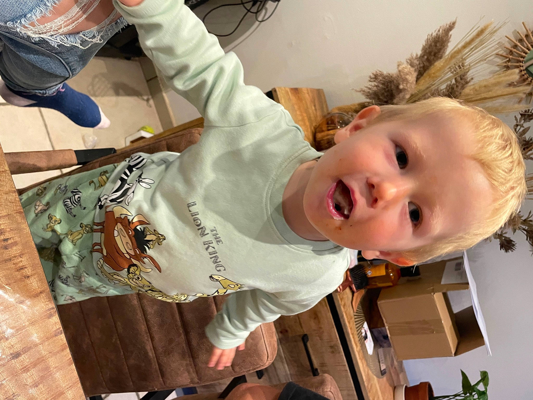Robin a rejoint le concours — aidez-le/la à gagner de superbes lots ! baby, baby_toddler_clothing, cheek, child, clothing, elbow, flooring, fun, happy, hardwood, mammal, mouth, person, play, room, sitting, sleeve, smile, t_shirt, toddler