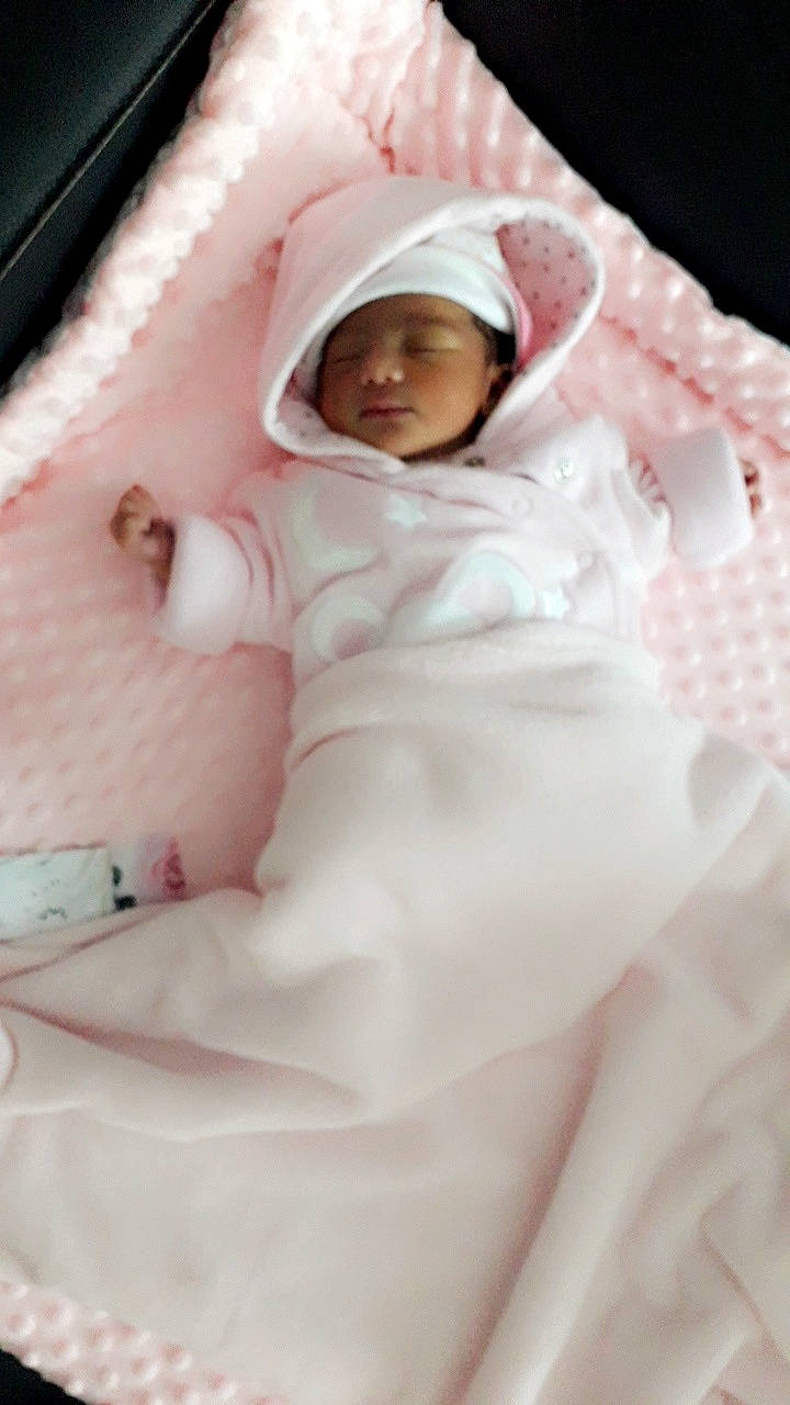 Kimberly participe au concours pour gagner de l'argent avec cette photo : baby, baby_products, baby_sleeping, birth, blanket, cheek, child, childbirth, headwear, person, pink, product, skin, sleep, toddler