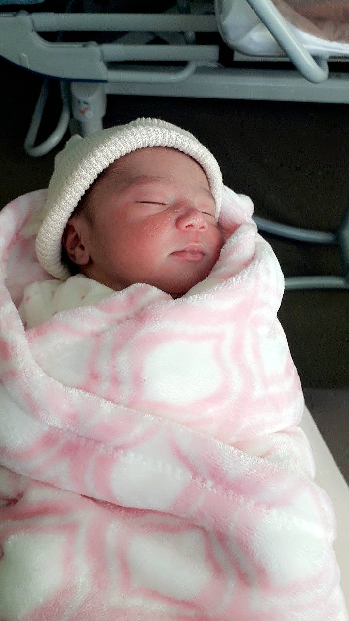 Kimberly participe au concours pour gagner de l'argent avec cette photo : baby, baby_sleeping, birth, cheek, child, childbirth, person, pink, skin, sleep, toddler