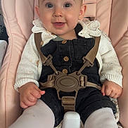Lyna a rejoint le concours — aidez-le/la à gagner de superbes lots ! baby, child, infant, smiling, seat, baby_seat, clothing, white_tights, knitwear, happy, cute, indoor, person, face, sitting, straps, comfortable, pink, portrait, young