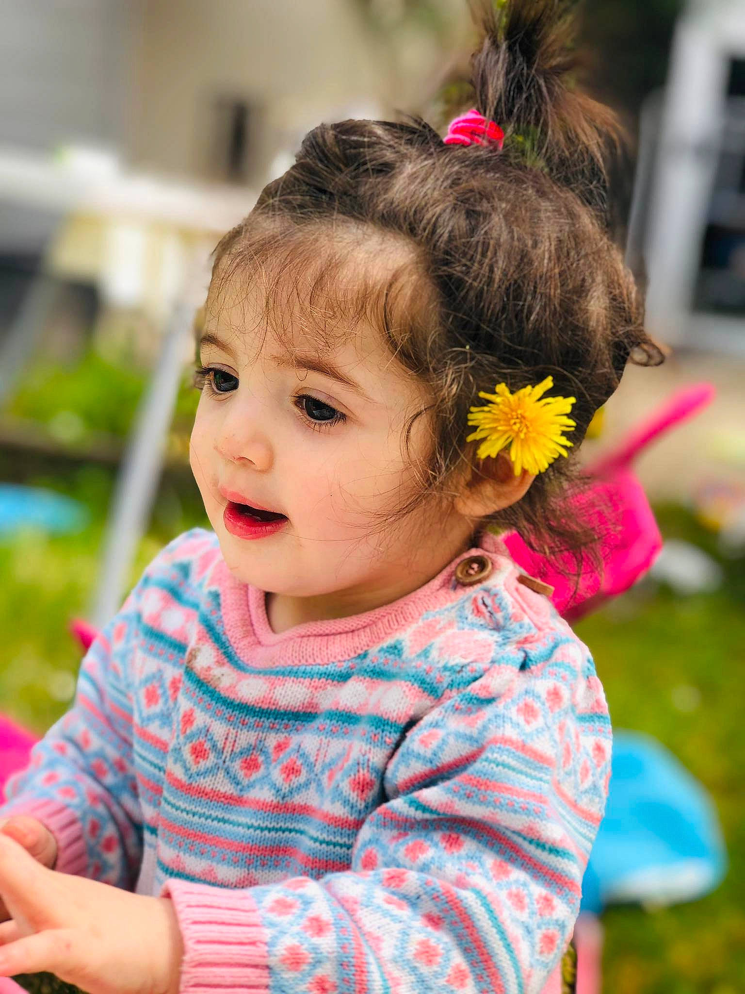 Samra a rejoint le concours — aidez-le/la à gagner de superbes lots ! baby_toddler_clothing, blond, child, event, facial_expression, fashion_accessory, flower, fun, grass, hair, happy, iris, leisure, magenta, person, petal, pink, plant, skin, spring