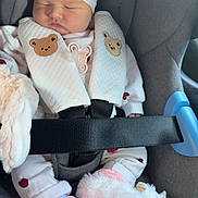 Layana a rejoint le concours — aidez-le/la à gagner de superbes lots ! baby, infant, car_seat, sleeping, hat, plush_toy, unicorn_slippers, clothing, white, pink, bear_patch, blanket, seatbelt, child, cute, soft, toddler, indoor, cozy, resting