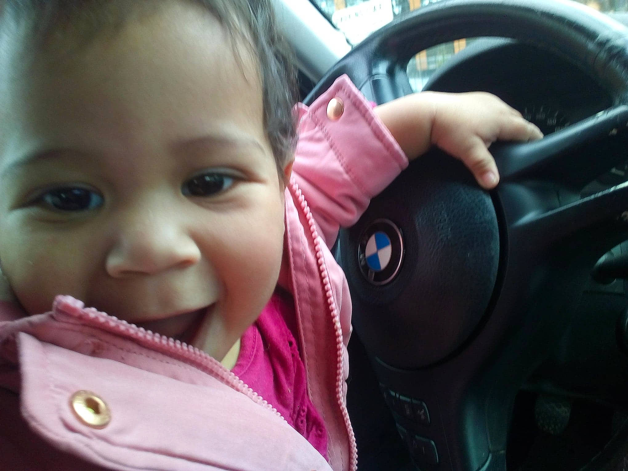 Siham participe au concours pour gagner de l'argent avec cette photo : baby, beauty, cheek, child, close_up, eye, face, facial_expression, hand, head, lip, mouth, nose, organ, person, pink, skin, smile, steering_part, steering_wheel