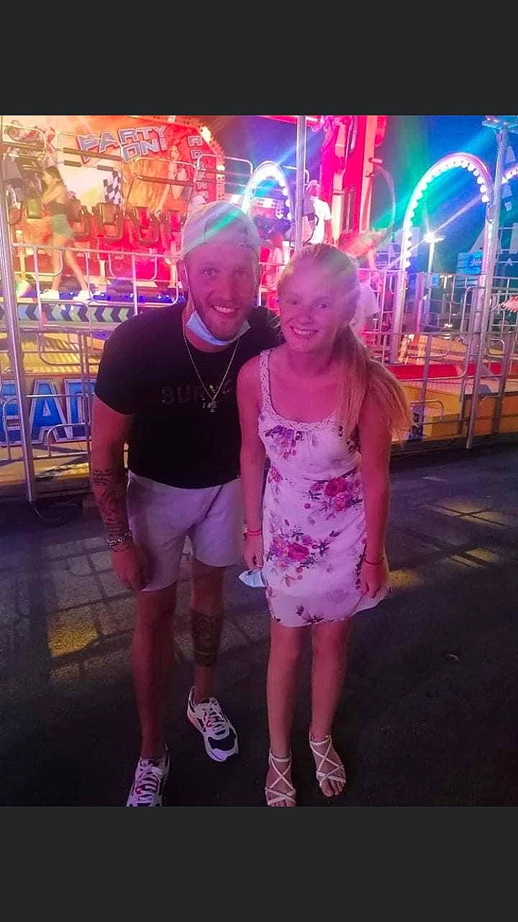 Lynda participe au concours pour gagner de l'argent avec cette photo : cool, electric_blue, entertainment, event, flash_photography, fun, happy, headwear, joy, leisure, light, magenta, midnight, neon, person, pink, purple, recreation, red, sandal