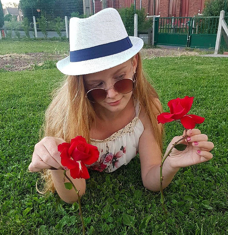 Lynda a rejoint le concours — aidez-le/la à gagner de superbes lots ! cool, costume_hat, eyewear, face, flower, glasses, goggles, grass, hand, happy, hat, headgear, leaf, lip, people_in_nature, person, petal, plant, sun_hat, sunglasses