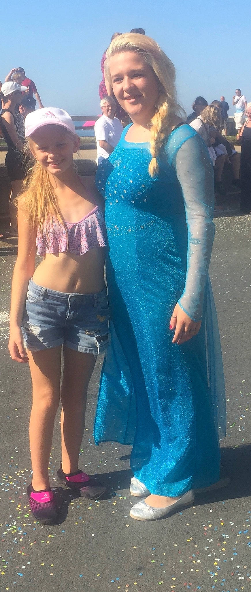 Lynda a rejoint le concours — aidez-le/la à gagner de superbes lots ! abdomen, bag, belt, black_hair, blue, blurred, electric_blue, eyewear, fashion_design, hair, headwear, human_leg, jean_short, jewellery, joy, long_hair, luggage_and_bags, navel, necklace, person