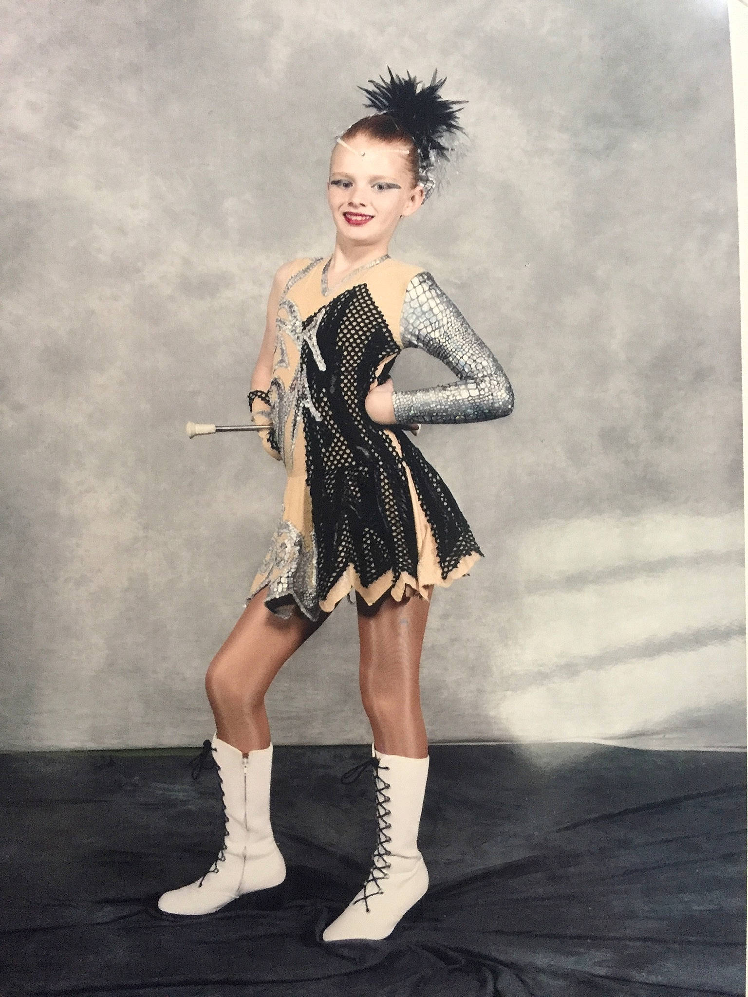 Lynda a rejoint le concours — aidez-le/la à gagner de superbes lots ! arm, day_dress, dress, fashion_design, fashion_model, fawn, flash_photography, hair, hand, headgear, high_heels, human_body, joy, knee, leg, neck, one_piece_garment, person, shoulder, street_fashion