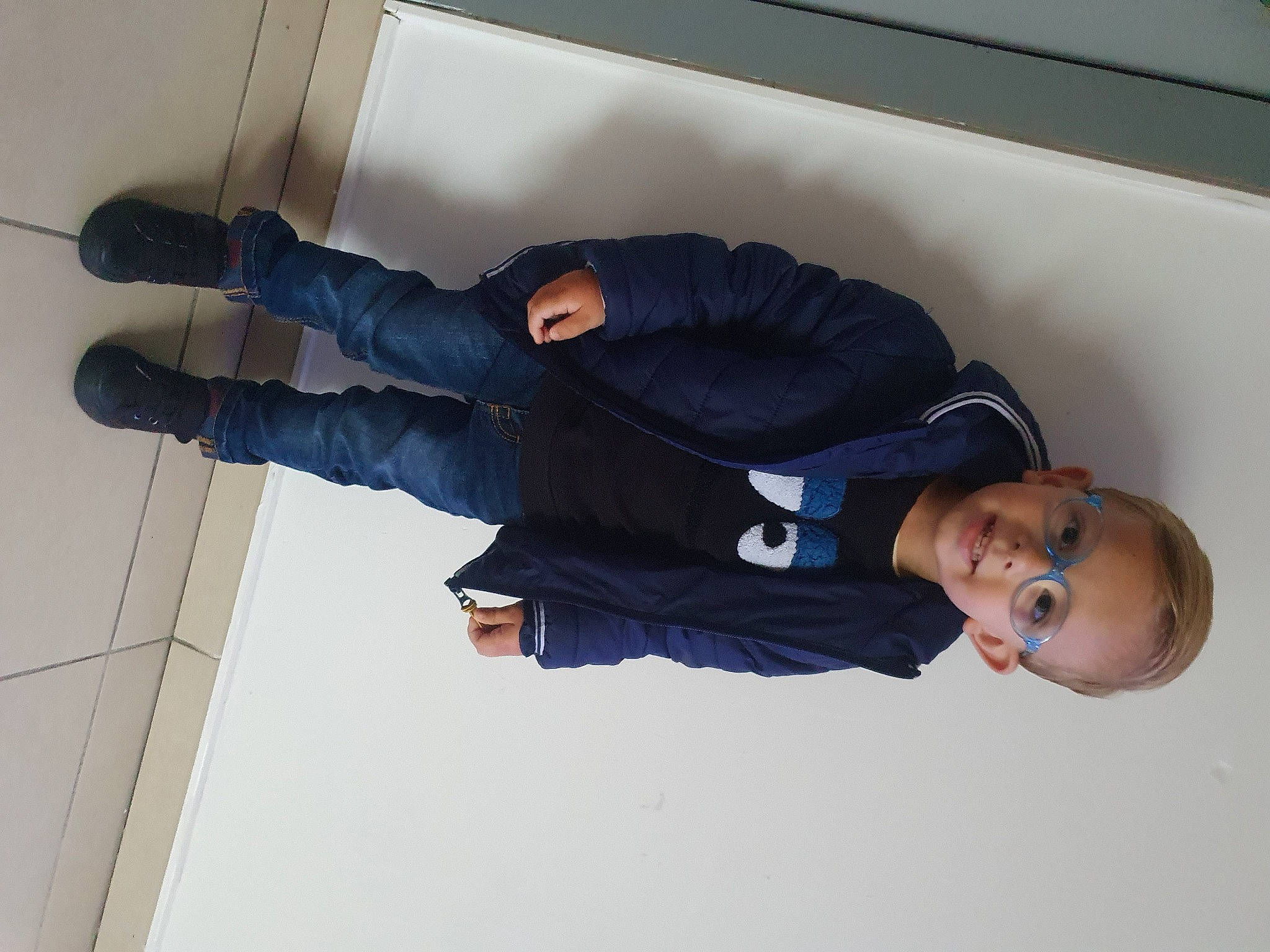 Yliano participe au concours pour gagner de l'argent avec cette photo : balance, blazer, collar, comfort, elbow, electric_blue, flooring, gesture, knee, leg, person, room, sleeve, sportswear, walking_shoe, wrist