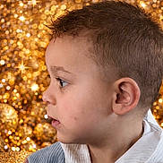 Liam participe au concours pour gagner de l'argent avec cette photo : child, boy, profile, face, short_hair, portrait, looking_away, young, cute, clothing, collar, sparkle, bokeh, golden, background, closeup, fashion, casual, expression, studio